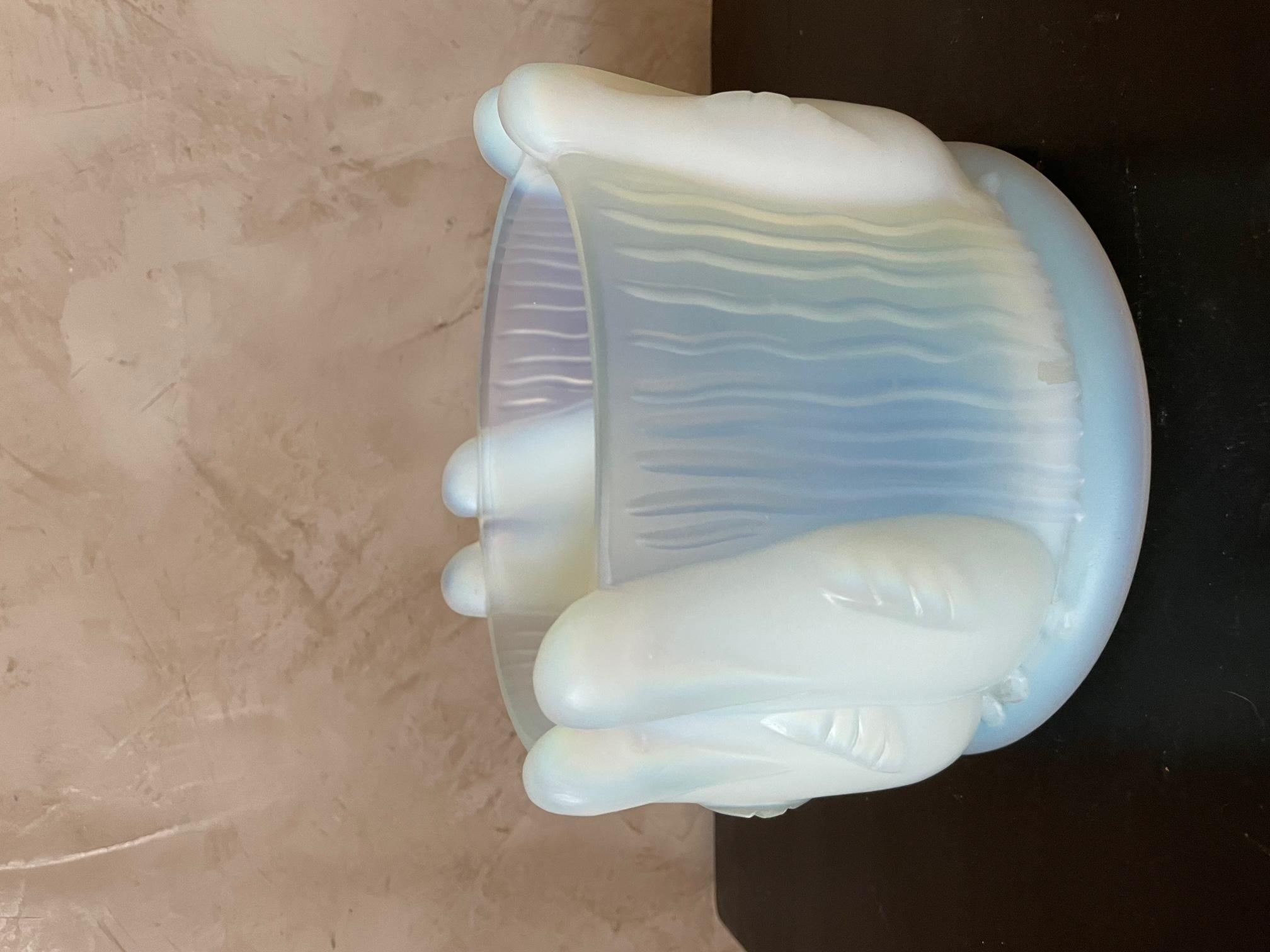 Art déco Vase Art Déco français Penguins en verre opalescent par Sabino, années 1930