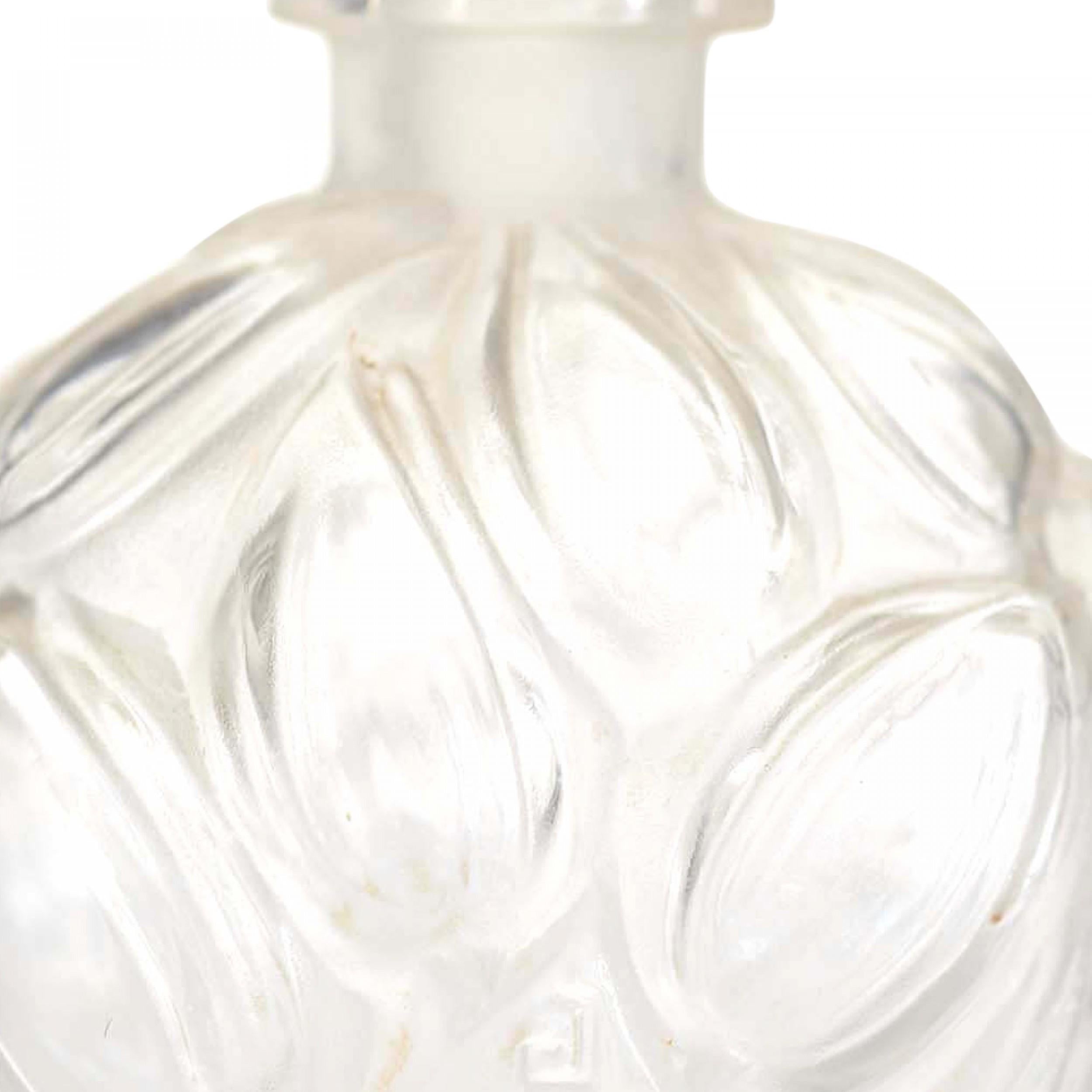 Satinato Bottiglia di profumo francese Art Deco Pensees D'Elle di Jaytho Lalique in vendita