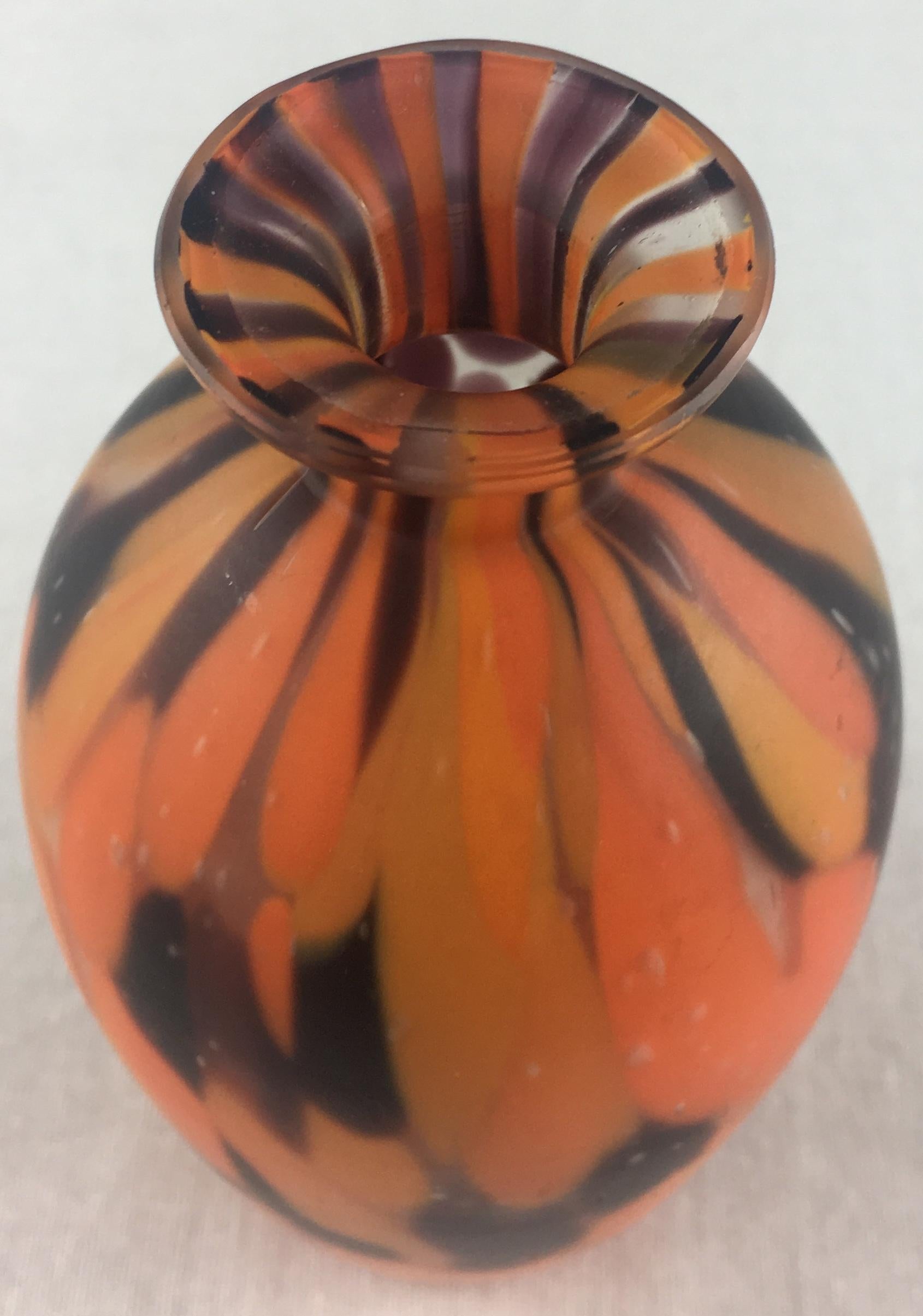 Stunning French Art Deco glass perfume bottle, very collectible dating from the 1930s. Absolutely beautiful colors. 

Very good condition with some minor fading on the top from use, see detailed photos.

No cracks or chips.
  