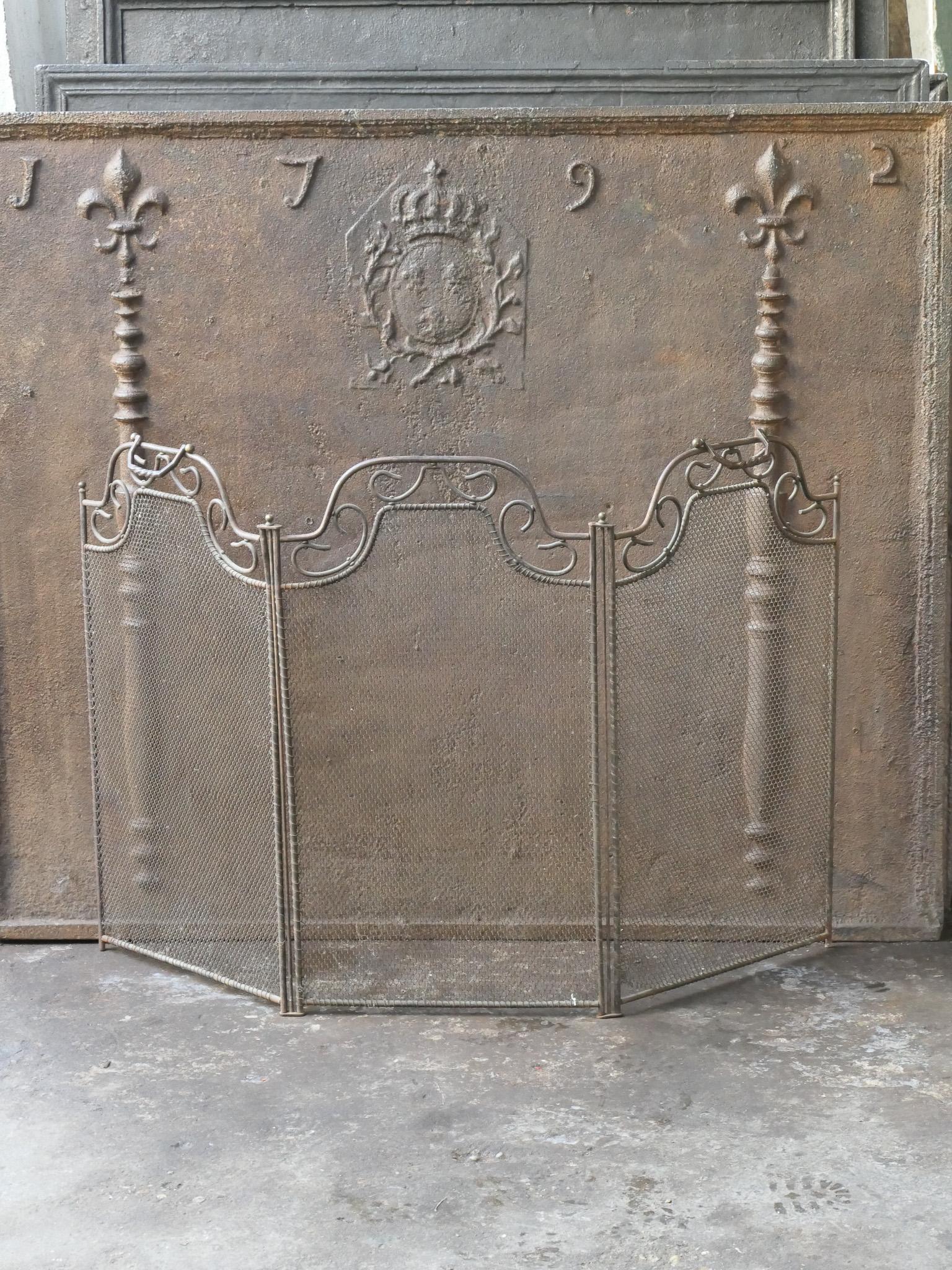 Late 19th or early 20th century French Art Deco 3-panel fireplace screen. The screen is made of brass, iron and iron mesh. The fireplace screen is in a good condition, but has some damage to the wiring of the iron mesh (see photo's). It is still