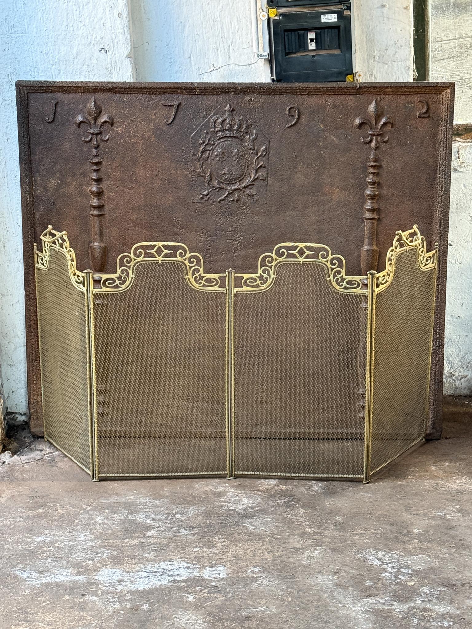 Late 19th or early 20th century French Art Deco 4-panel fireplace screen. The screen is made of brass, iron and iron mesh. The fireplace screen is in a good condition. It is still fully functional.







