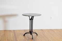 Französischer Bistrotisch mit Granitplatte und gusseisernem Sockel aus der Zeit des Art déco, ca. 1930-1940