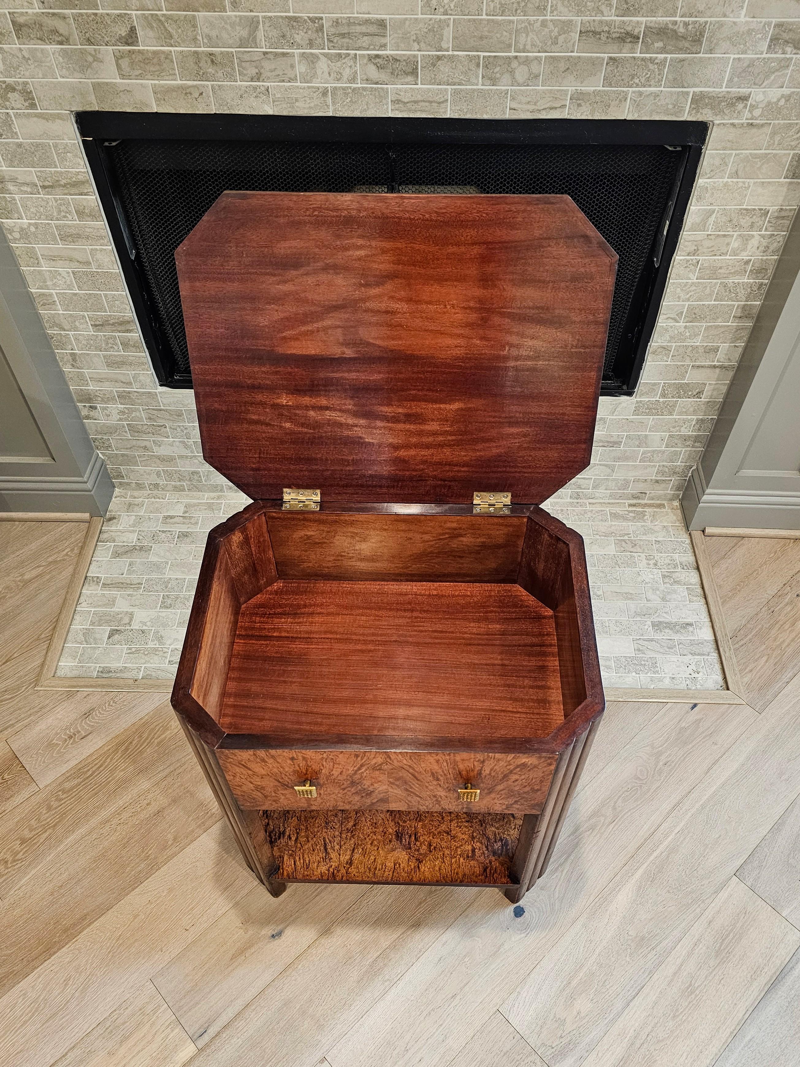 Französisch Art Deco Periode Jules Leleu Manier Burlwood Arbeitstisch (Messing) im Angebot