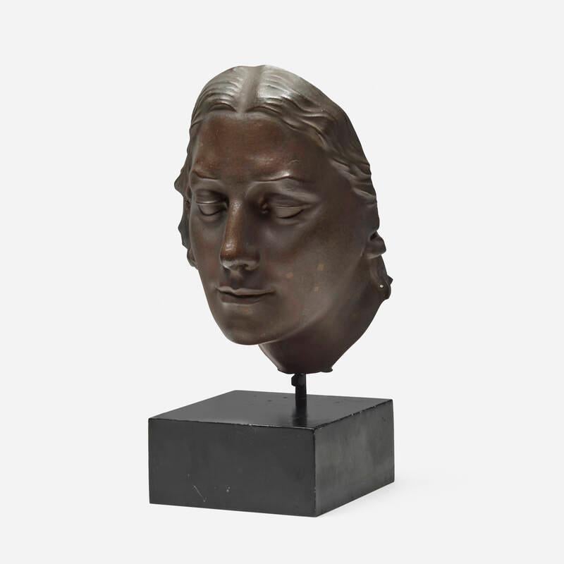 Maschera di donna in bronzo patinato di epoca Art Déco francese appoggiata su una base in ferro