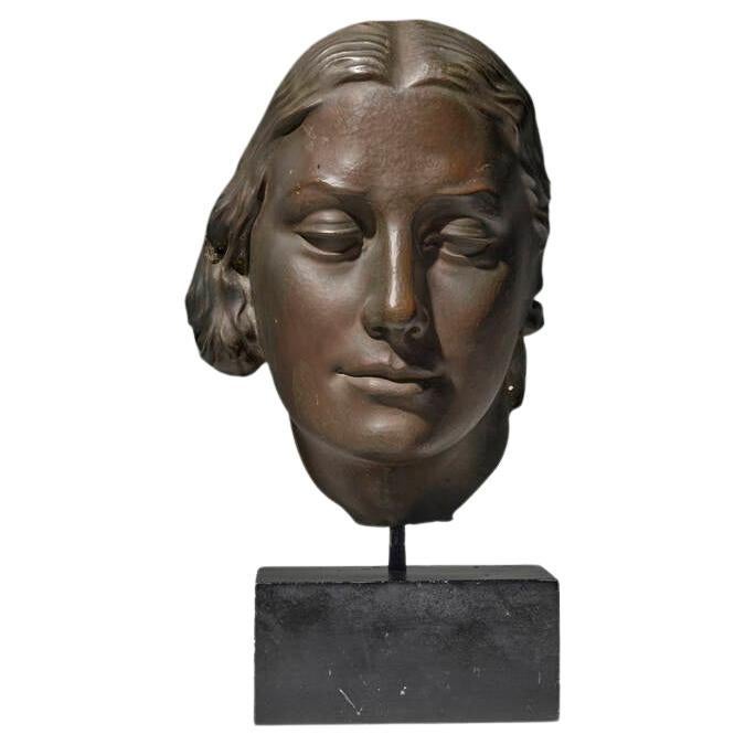 Patinierte Bronzeskulptur einer Frau in Maske aus der französischen Art-déco-Periode