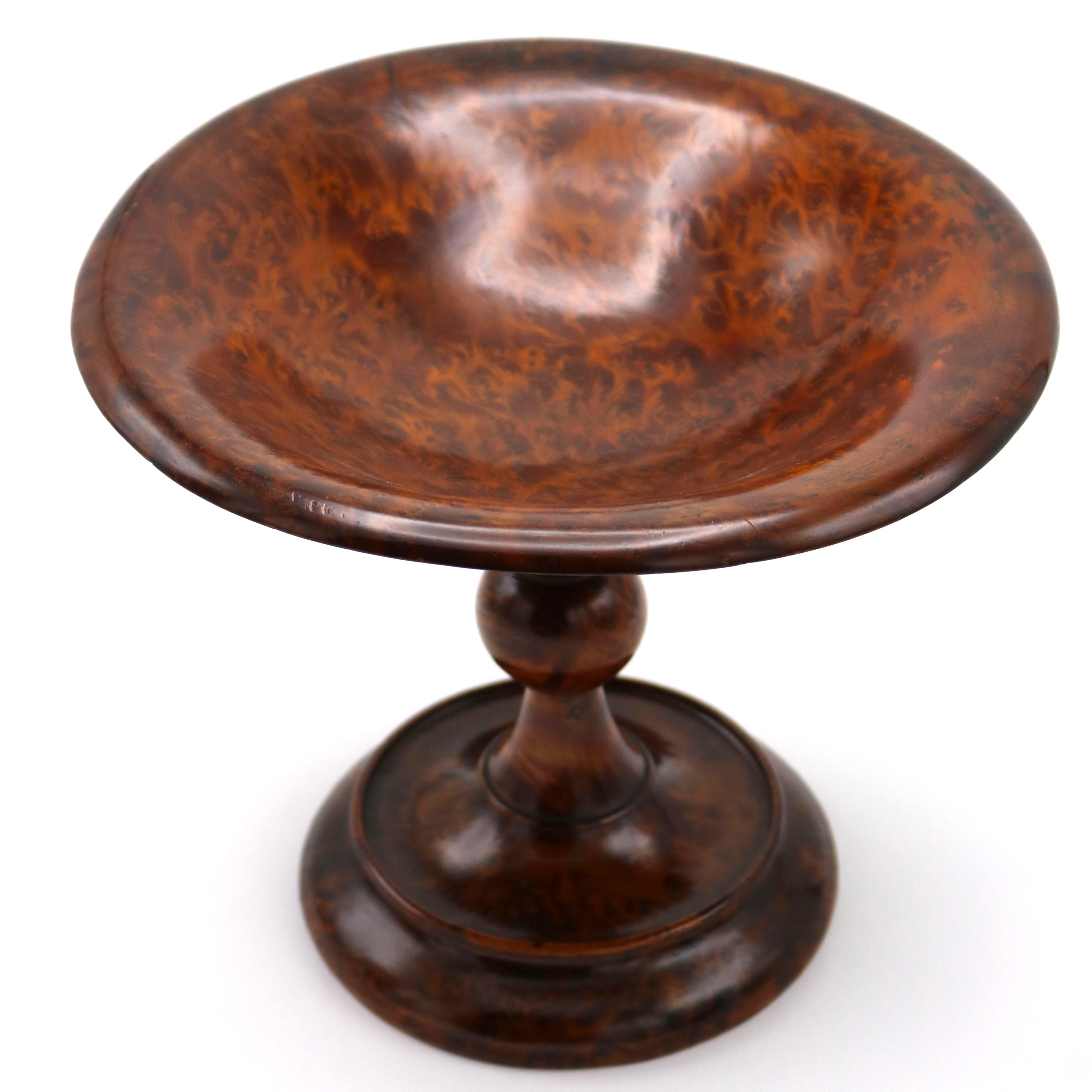 Un joli tazza Art Déco en ronce de noyer provenant de France vers 1930. La tazza, ou bol peu profond surmonté d'un piédestal, est une forme datant de l'Antiquité classique. Cette pièce particulière est fabriquée à partir d'un bloc massif de ronce de