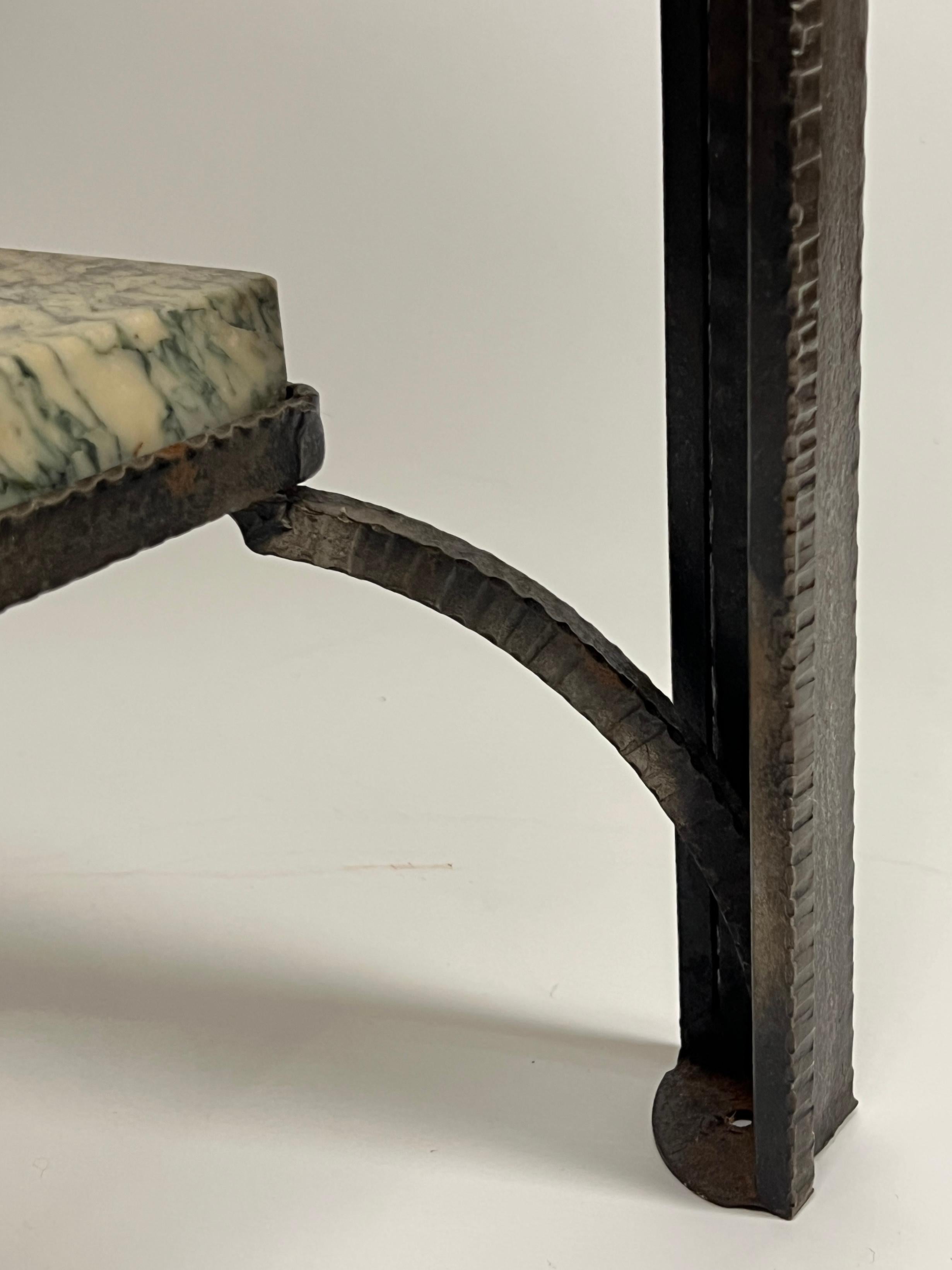 Tavolo consolle in ferro battuto e marmo bianco verde di epoca Art Déco francese in vendita 4