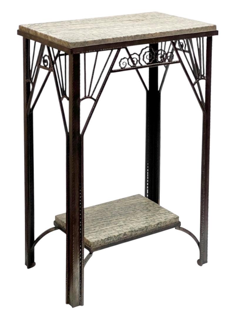 Raro tavolino o consolle rettangolare in stile Art Déco francese, realizzato in acciaio battuto con piano e barella in marmo verde variegato.  Sul lato è impresso il marchio del produttore, G Pion, di Parigi. Alto 20 3/4 pollici, largo 20 pollici e