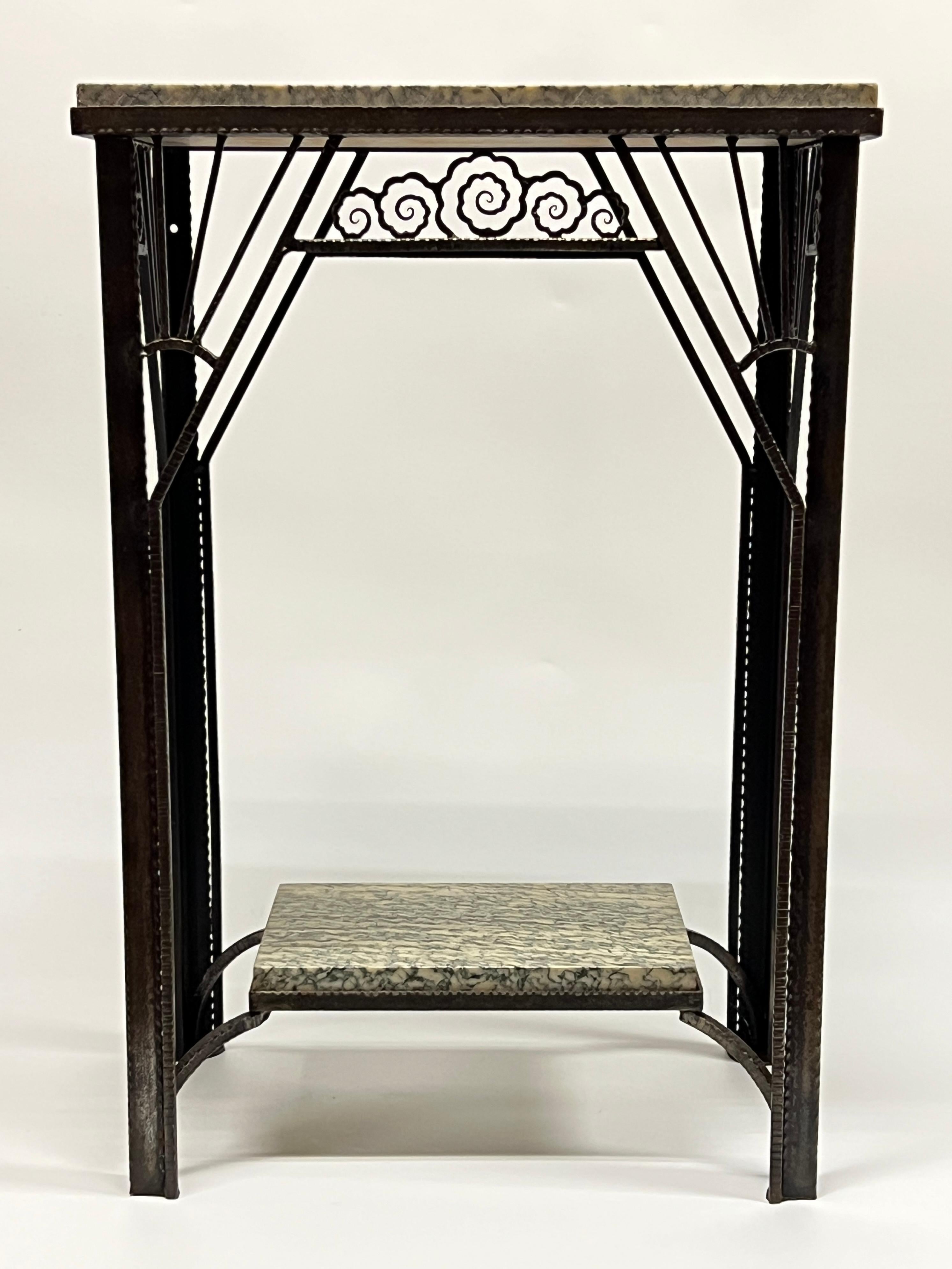 XX secolo Tavolo consolle in ferro battuto e marmo bianco verde di epoca Art Déco francese in vendita