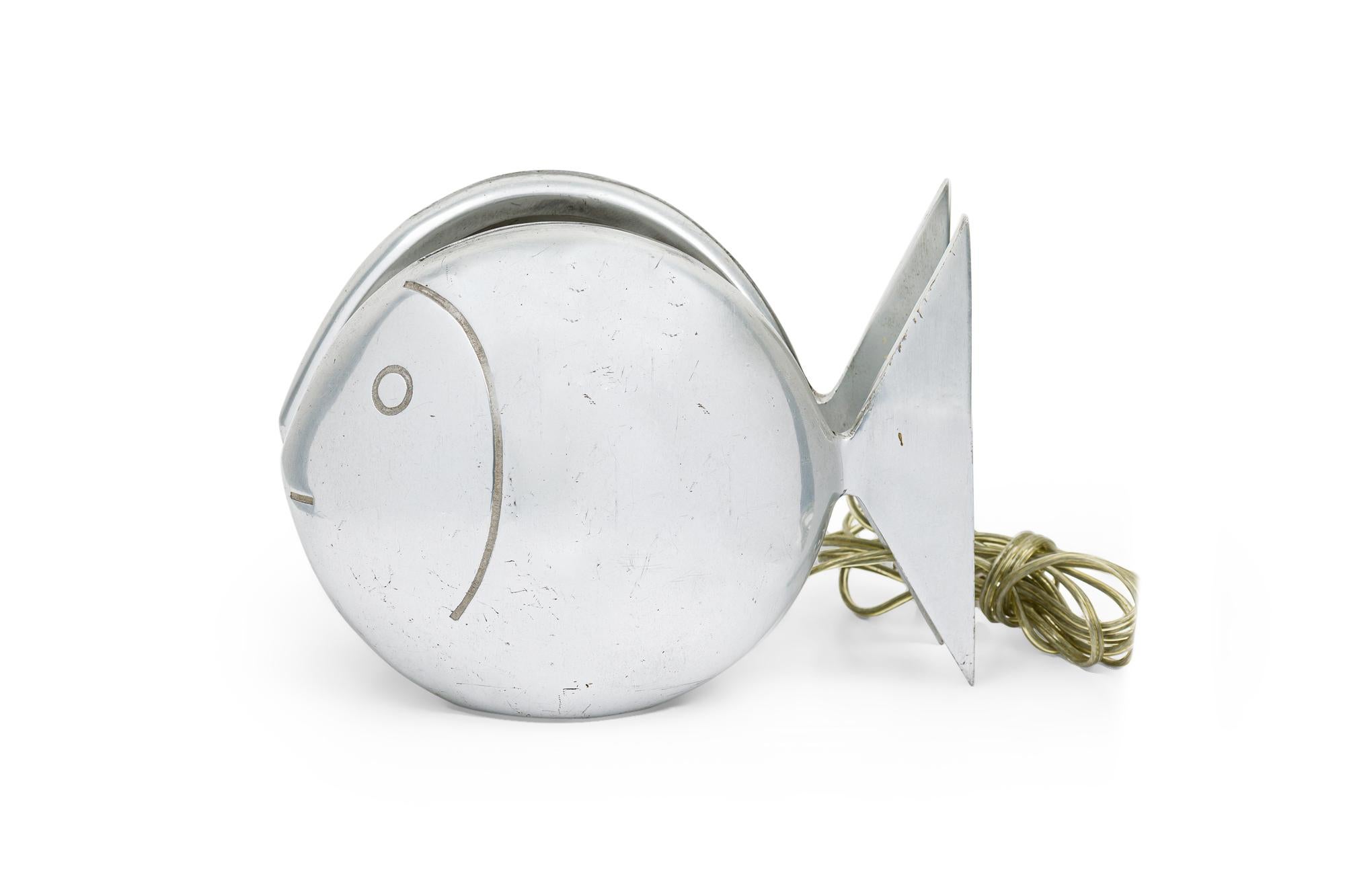 Lampe de table en forme de poisson en étain à double face de style Art Déco français.