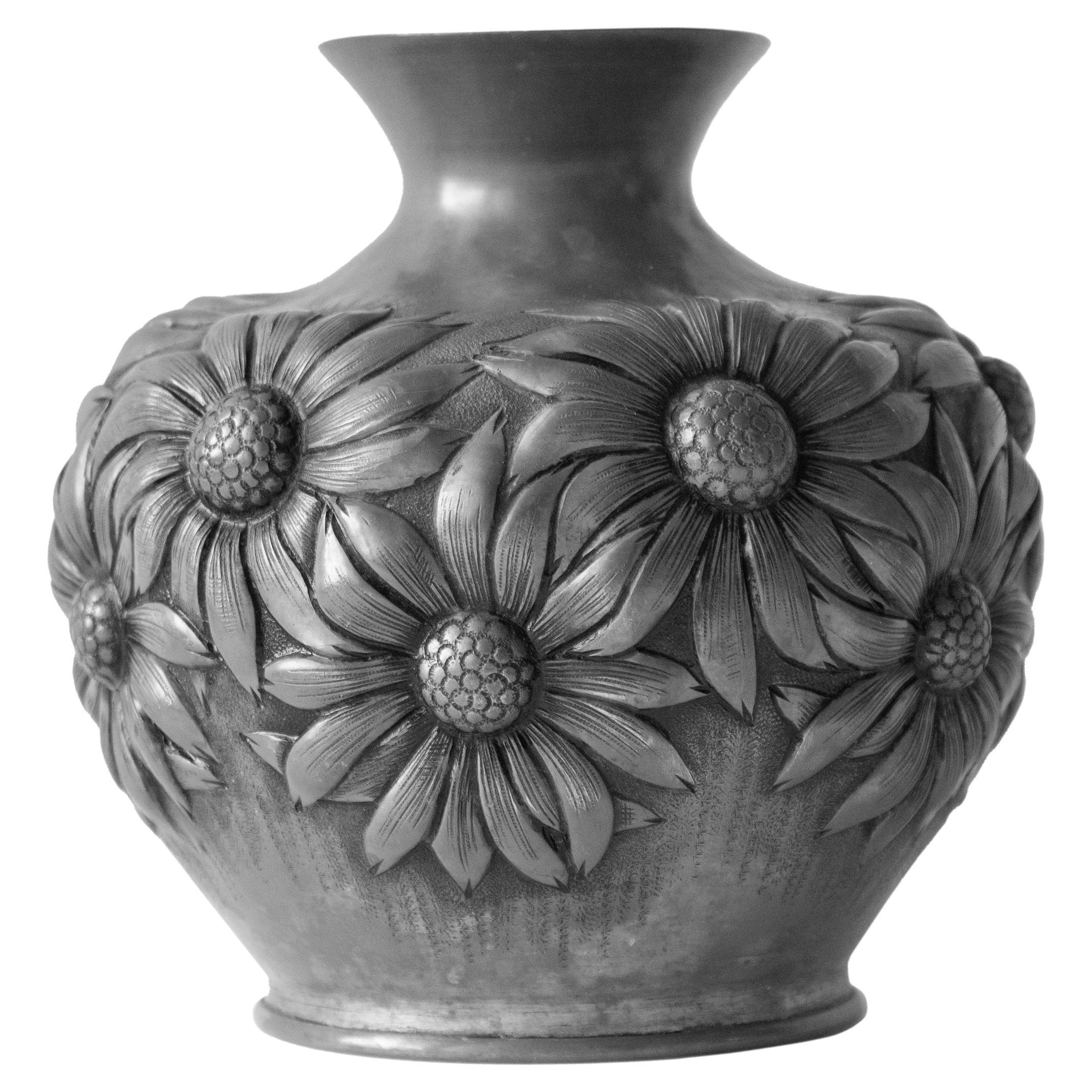 Vaso in peltro Art Deco francese con margherite in rilievo