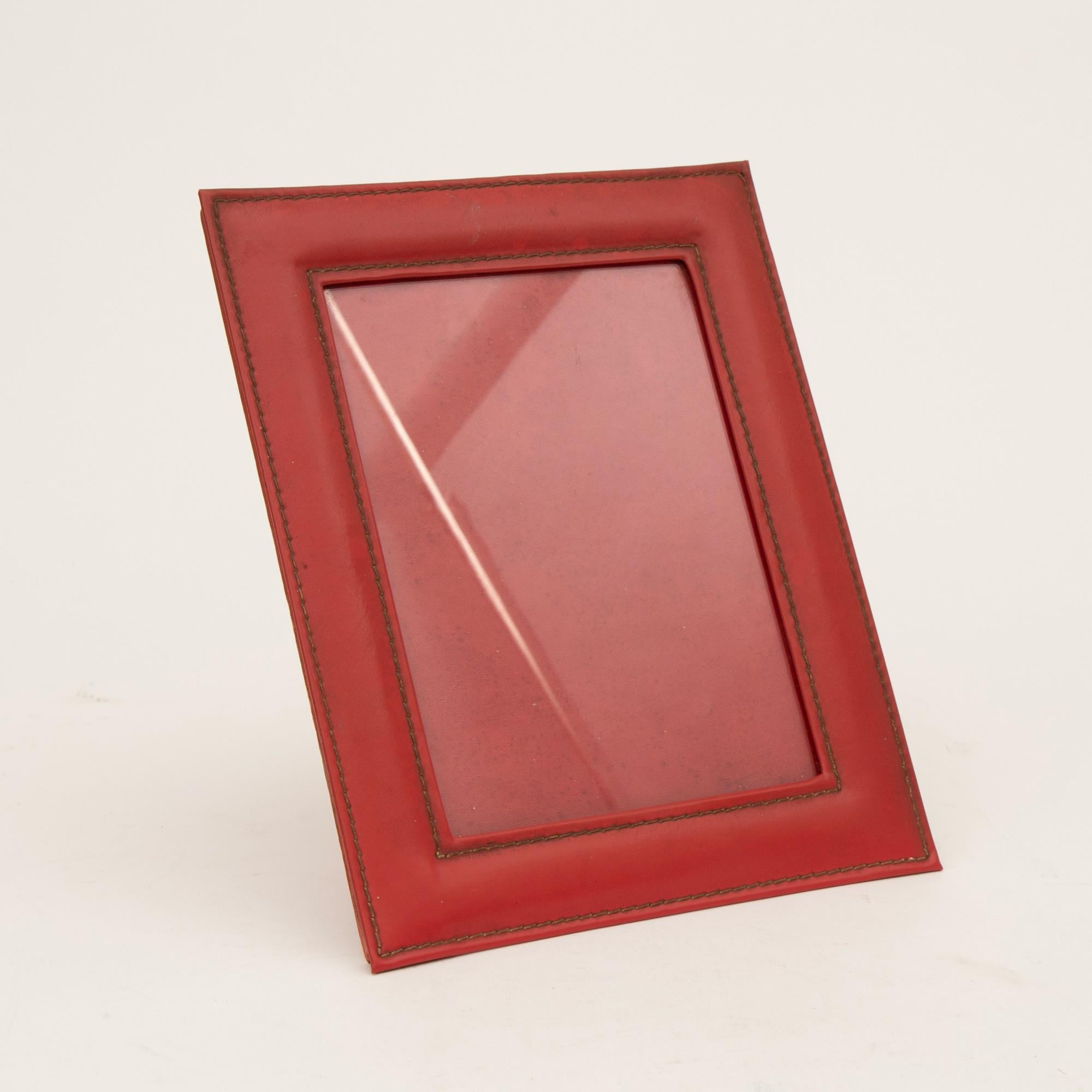 French Art Deco photo frame in an Italian red leather
beautifully stitched to form the cushion effect.
circa 1930
Measures: H 30.5cm W 24.5cm D 1.5cm.
