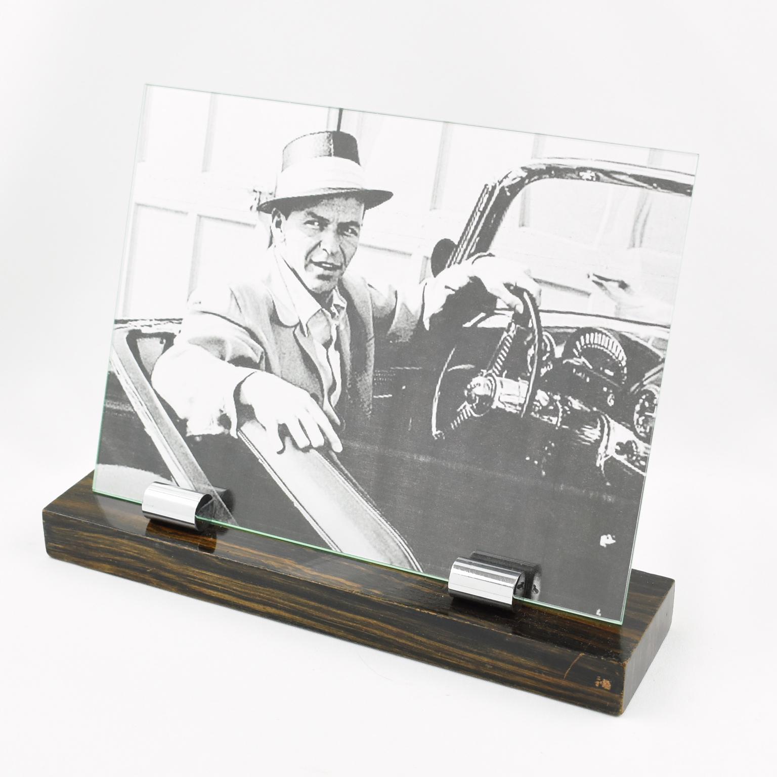 Elegant 1930s Art Deco picture photo frame, featuring thick hand-rubbed wood plinth with Macassar wood pattern and polished chromed metal sticks and ball. The frame is complete with its two glass sheets to enclose the photograph. The picture can be