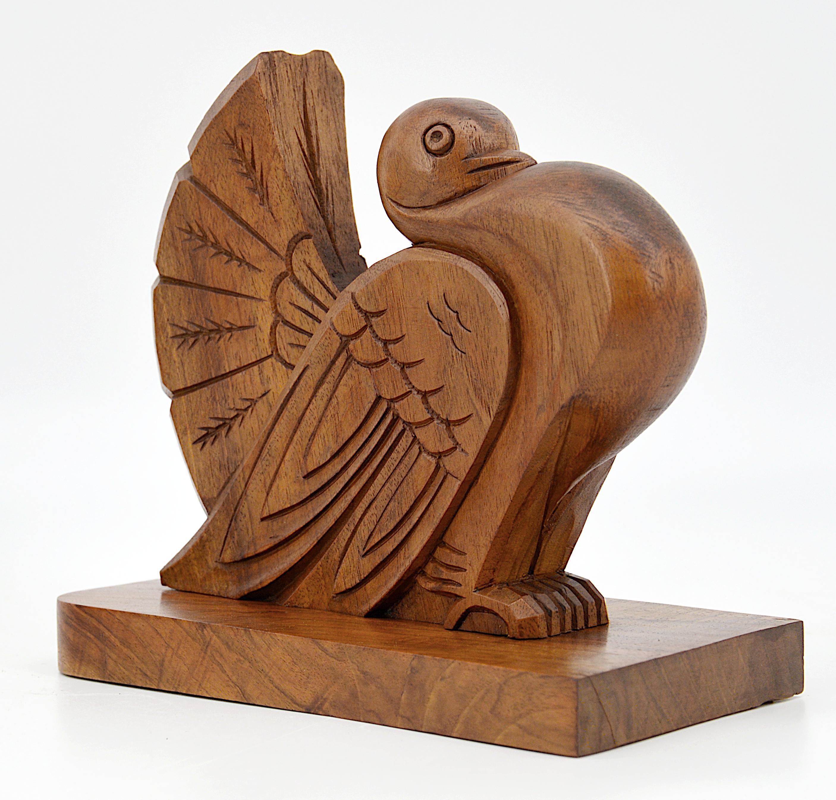French Art Deco pigeon’s bookends, France, 1930s. Walnut. Measures: Each height 6.7