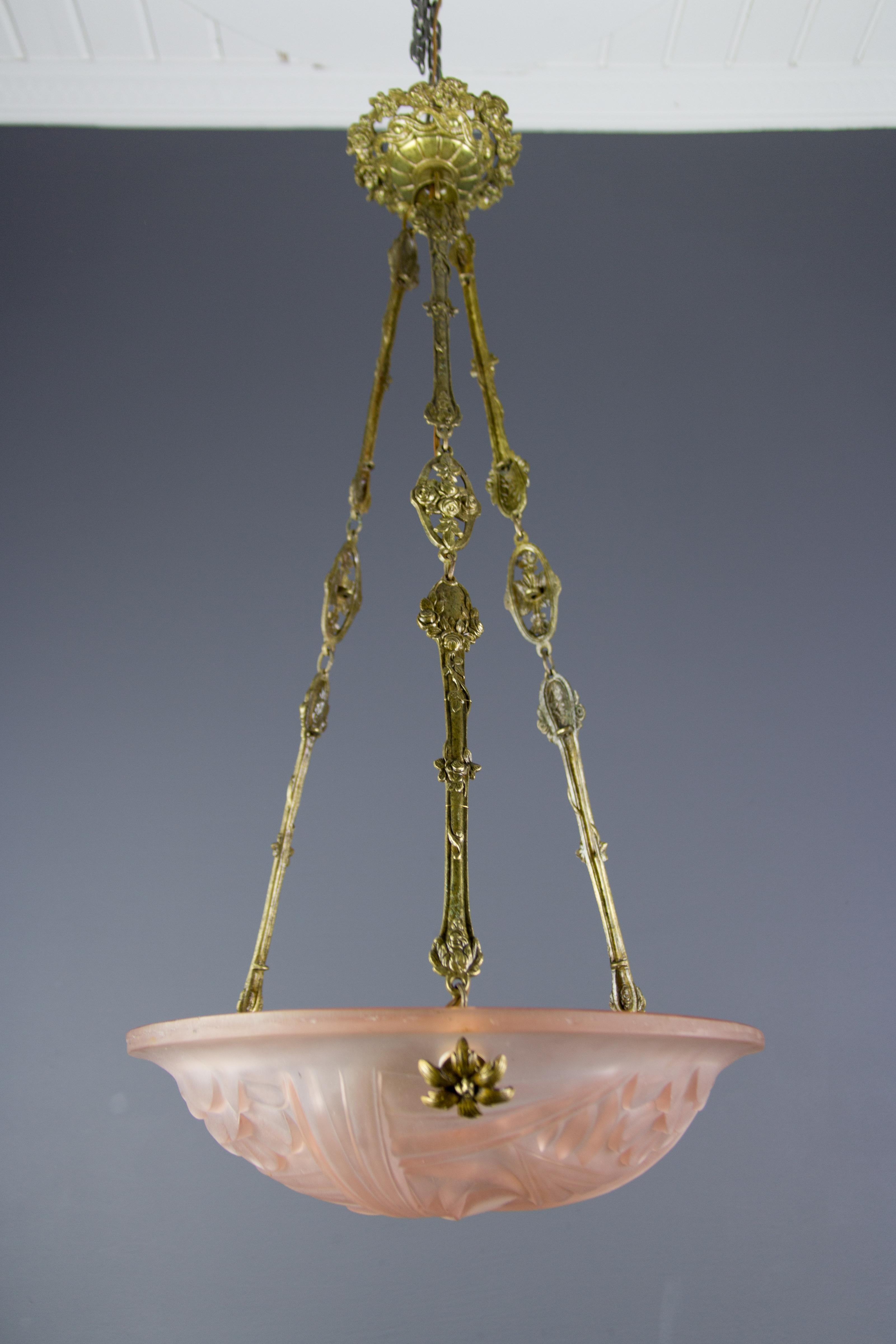 Wunderschöne französische Art Deco Hängeleuchte/Leuchter mit mattiertem Pressglasschirm von Degué, gegründet von David Guéron (1892 -1950), der sich auf Luxusglaswaren, darunter auch Kronleuchter, spezialisiert hatte. Formschöne hellrosa Glasschale