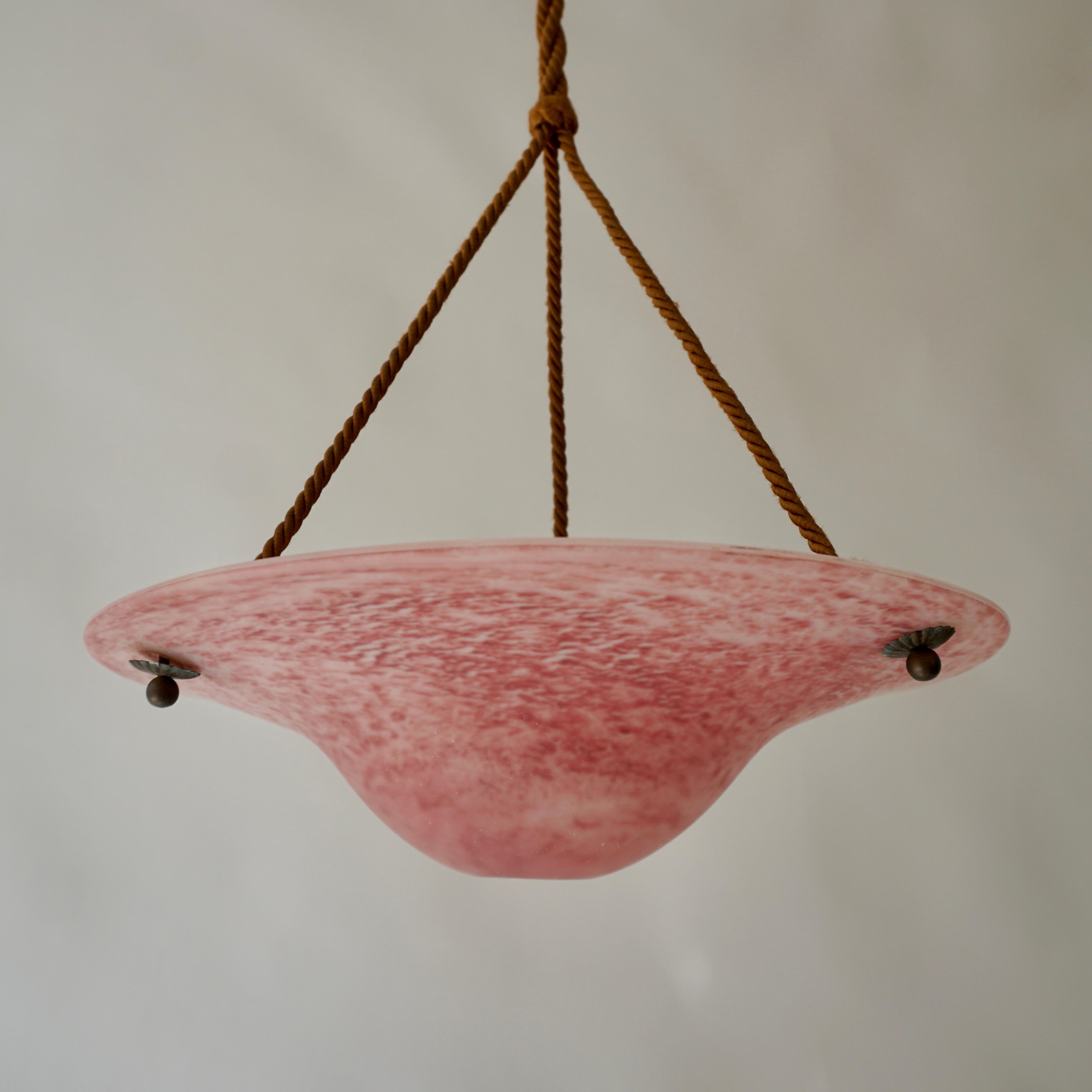 Lampe à suspension Art Déco française en verre rose - années 1930 en vente 2