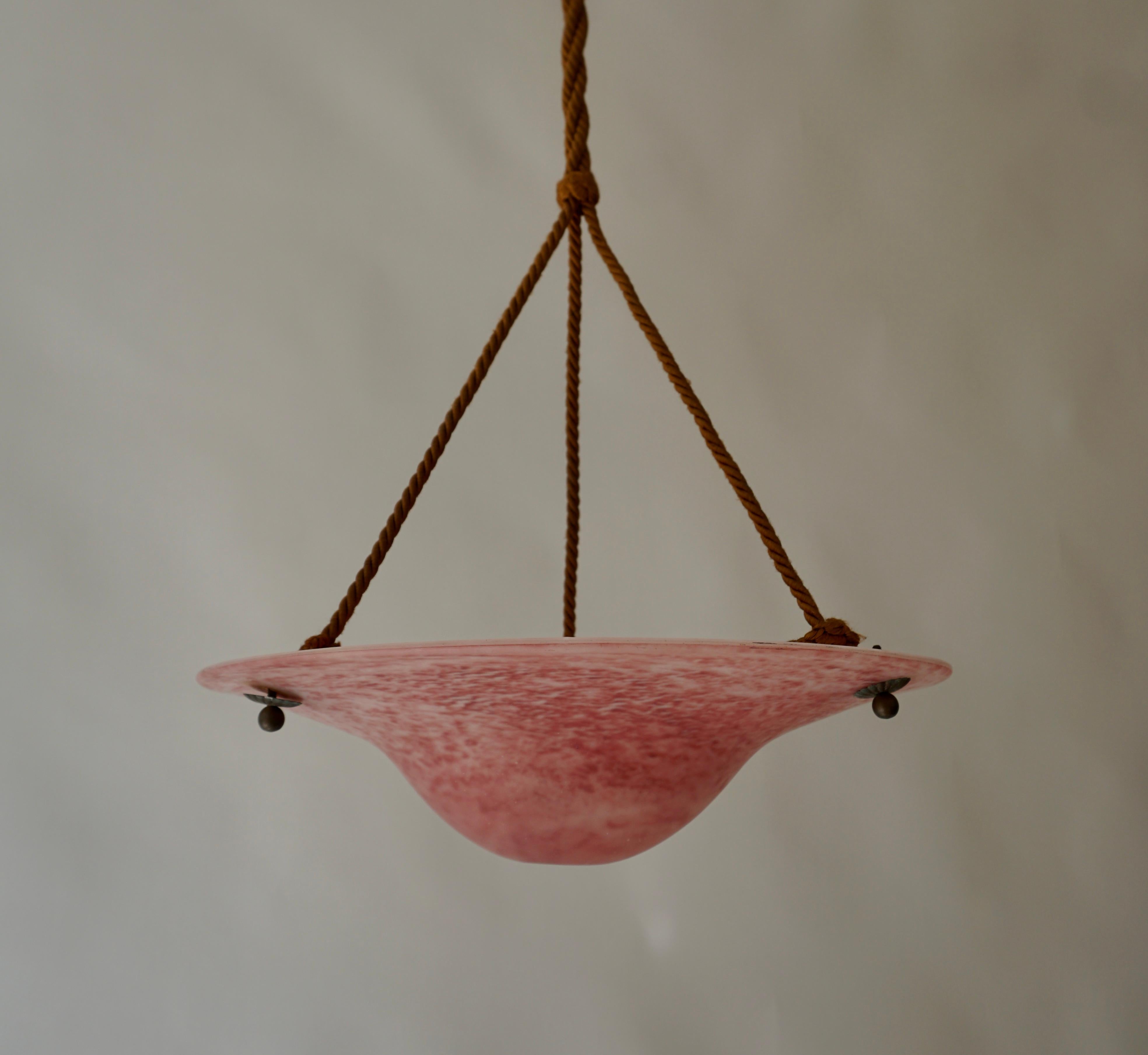 Art Deco rosa Glas Deckenleuchte halb bündig montieren.

Diese Original-Deckenlampe im französischen Art déco-Stil stammt aus den 1930er Jahren. Klares, schweres, hellrosa Milchglas im typischen Art Deco-Stil, die Glasschale ist in perfektem Zustand
