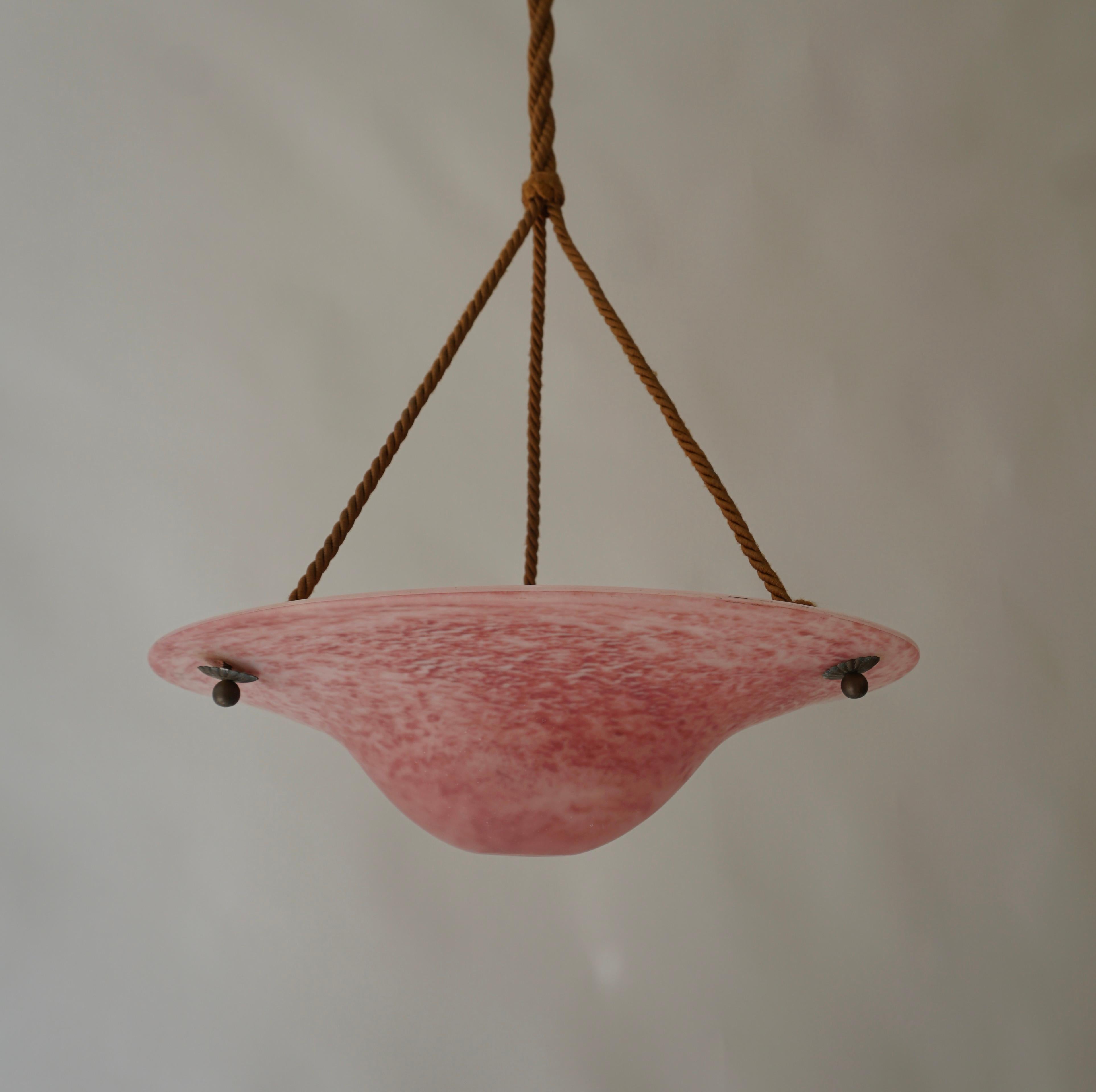 Französische Art-Déco-Pendelleuchte aus rosa Glas – 1930er Jahre (Messing) im Angebot