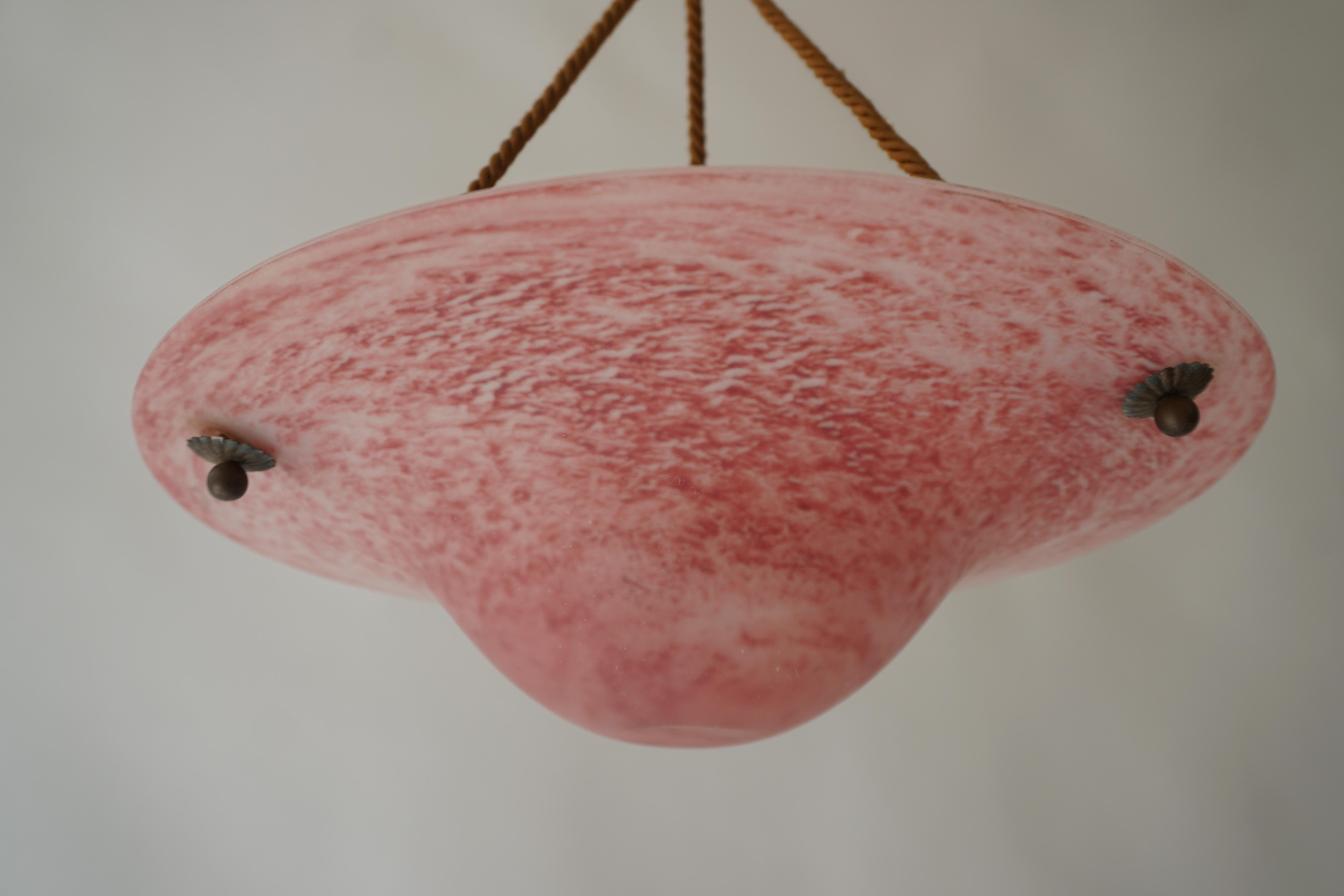 Laiton Lampe à suspension Art Déco française en verre rose - années 1930 en vente
