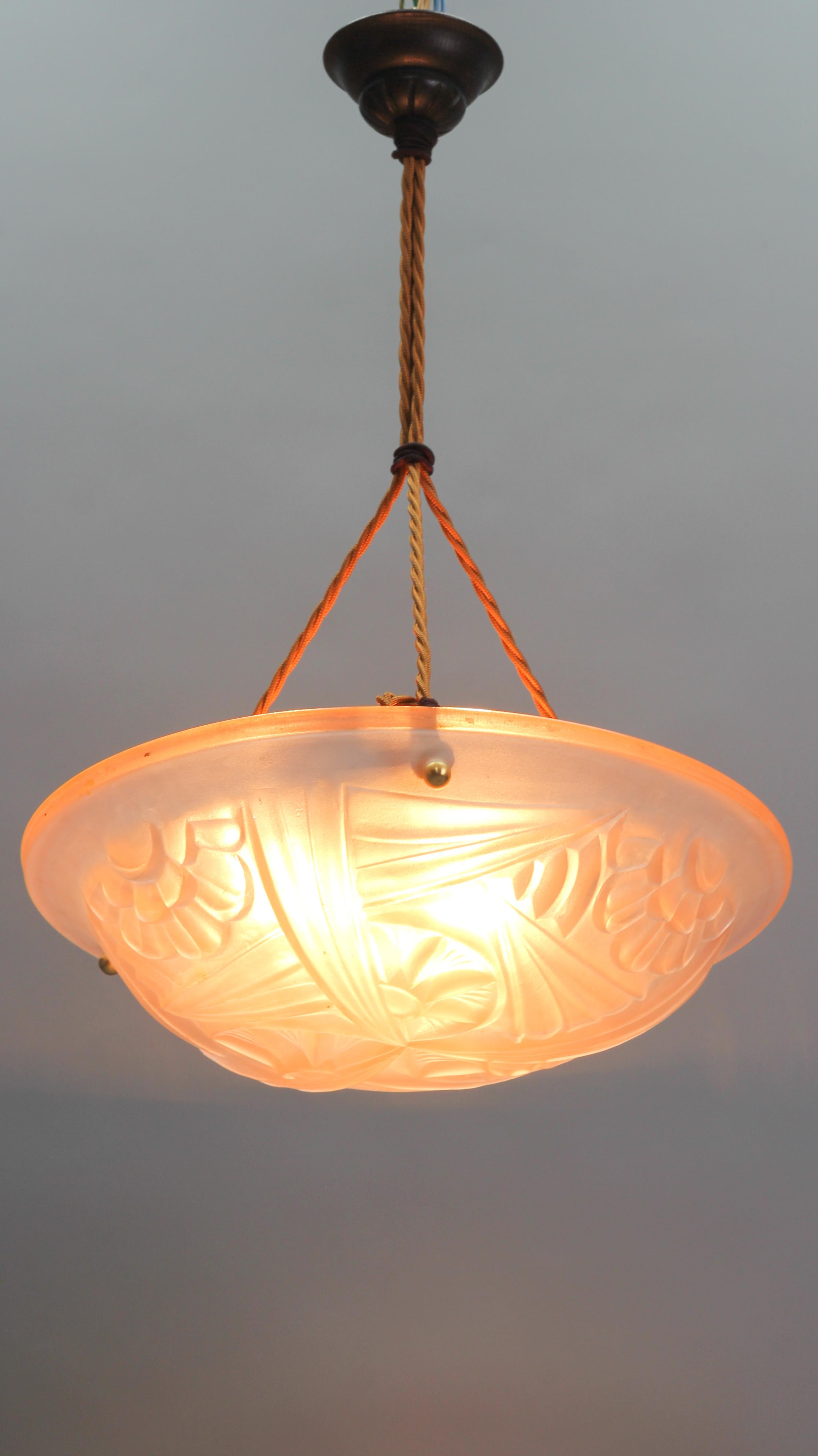 French Art Deco Pink Glass Three-Light Pendant Light Signed Degue, 1920s In Good Condition In Barntrup, DE