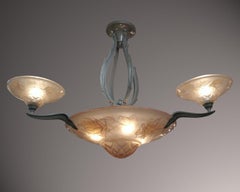Lampadario Art Deco francese rosa/pesca con motivo a rose firmato: Verdun