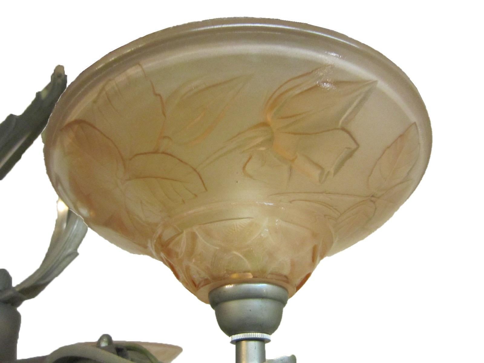 Rosa/Pfirsichfarbener Art-déco-Kronleuchter mit Rosenmotiv, signiert: Verdun (Bronze) im Angebot