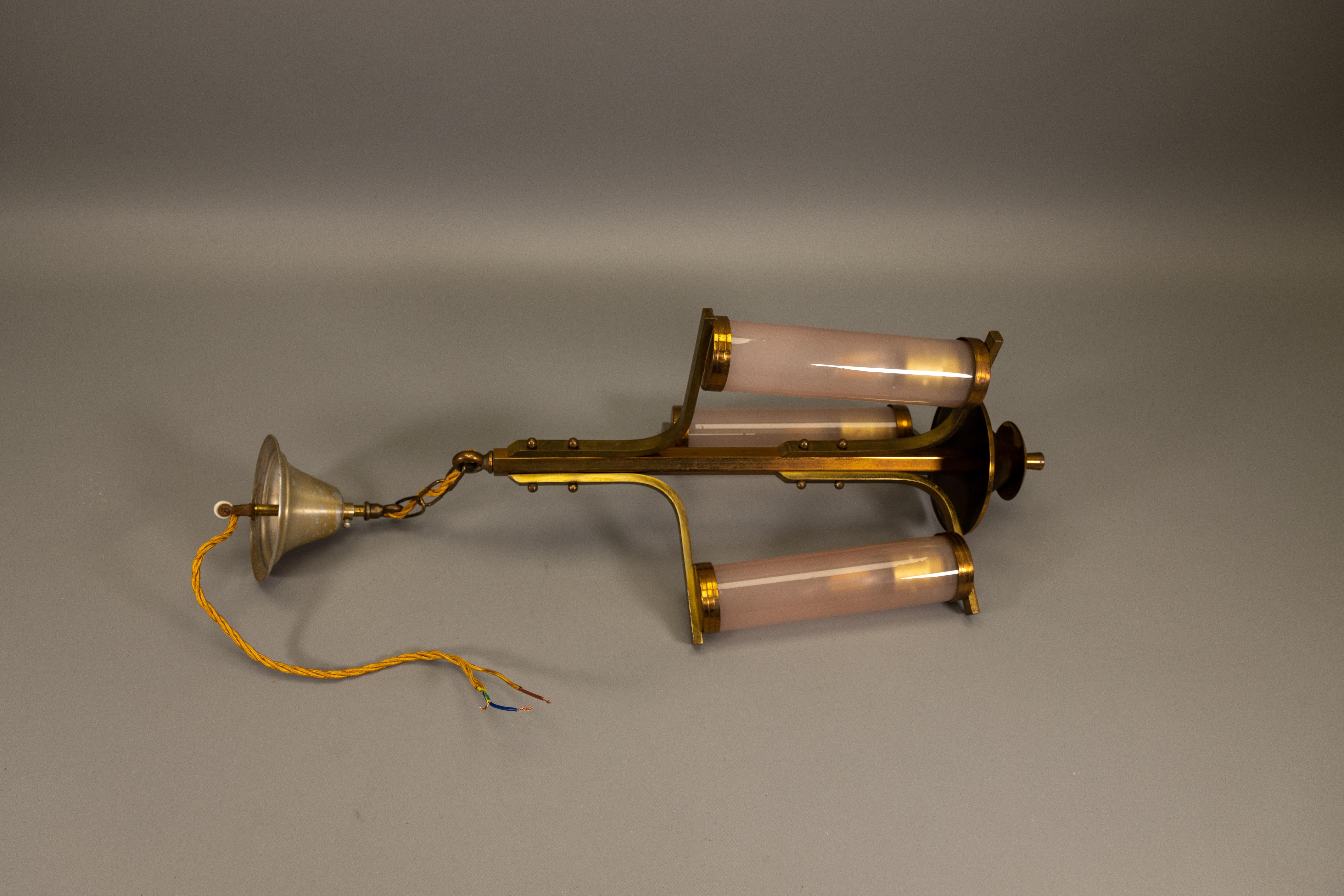 Lámpara colgante francesa Art Déco de vidrio tubular rosa y latón, años 30 en venta 13