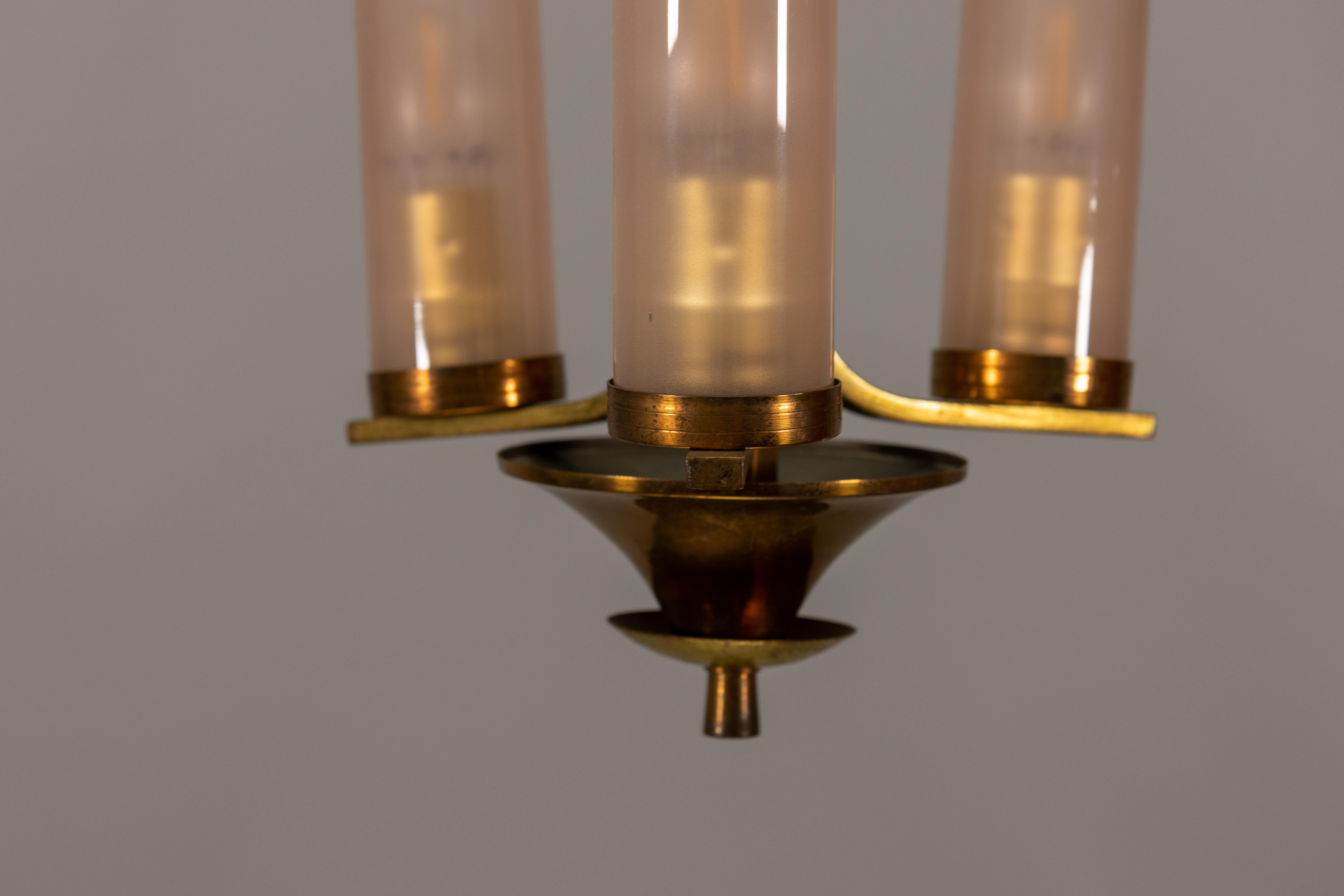 Lámpara colgante francesa Art Déco de vidrio tubular rosa y latón, años 30 en Bueno estado para la venta en Barntrup, DE