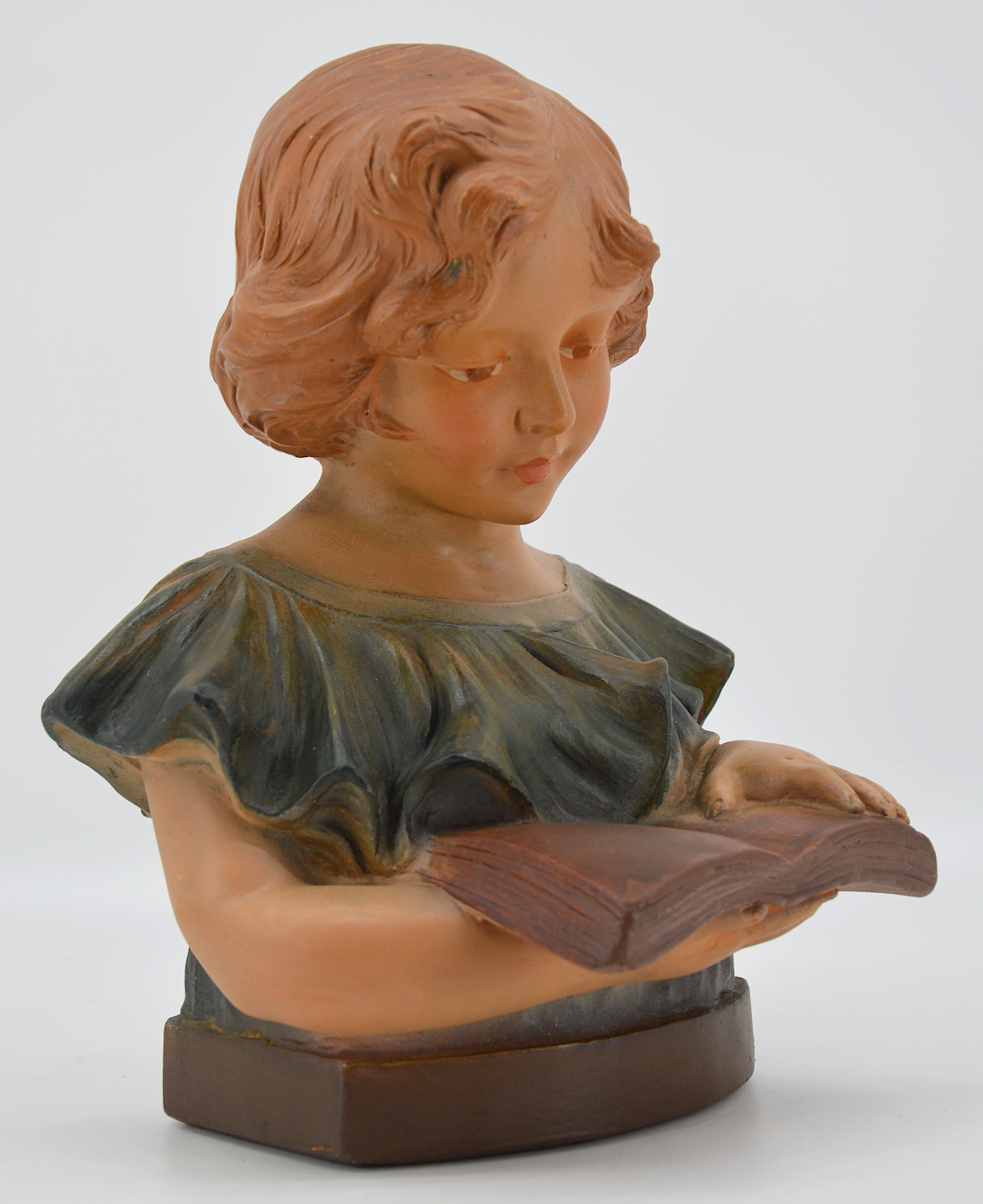Scultura di bambino in gesso Art Deco francese, Francia, anni '1900. Bambino che legge un libro. Gesso policromo. Misure: altezza: 11,4