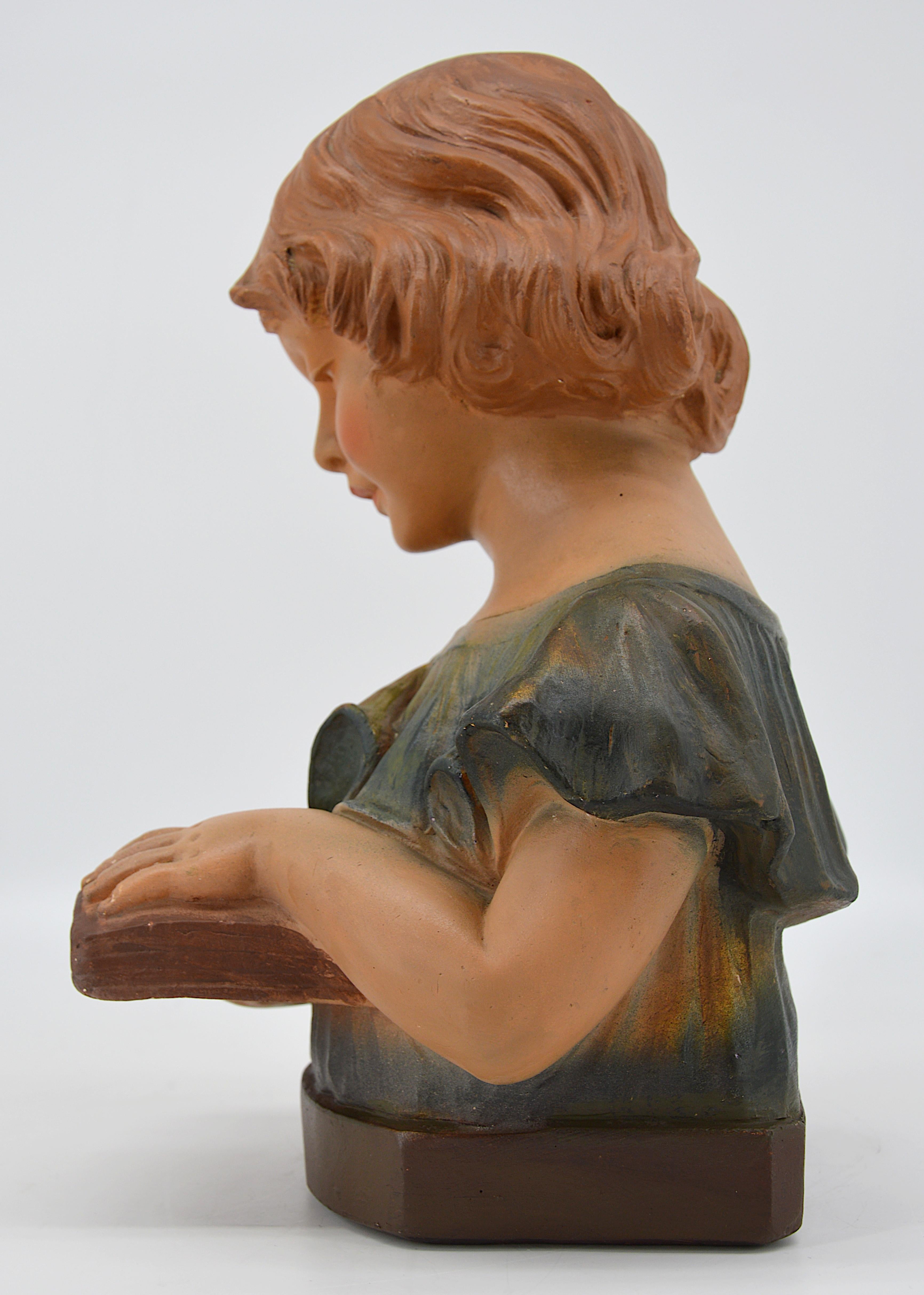 Francese Scultura in gesso francese Art Deco con bambino che legge un libro, anni '1900 in vendita
