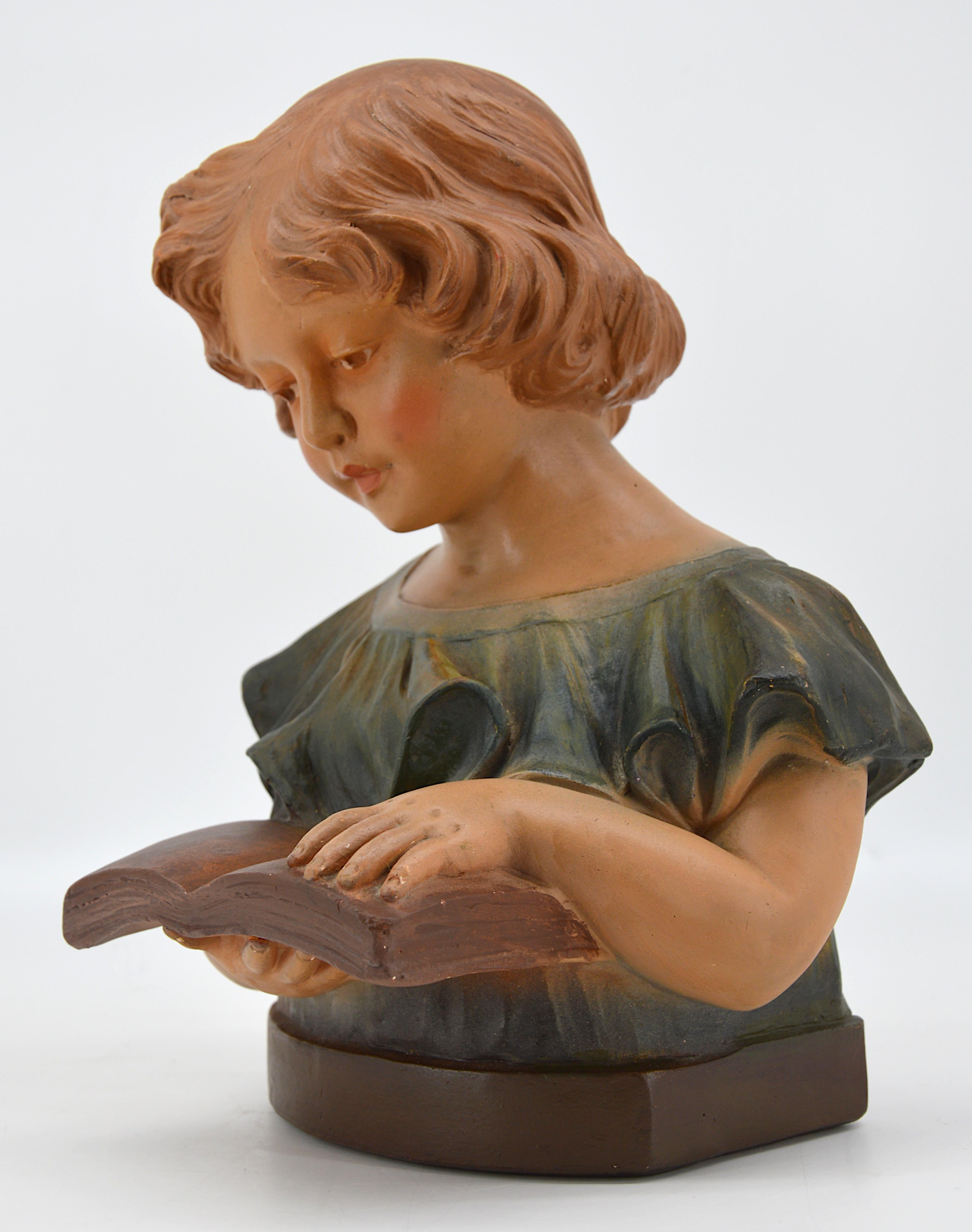 Policromo Scultura in gesso francese Art Deco con bambino che legge un libro, anni '1900 in vendita