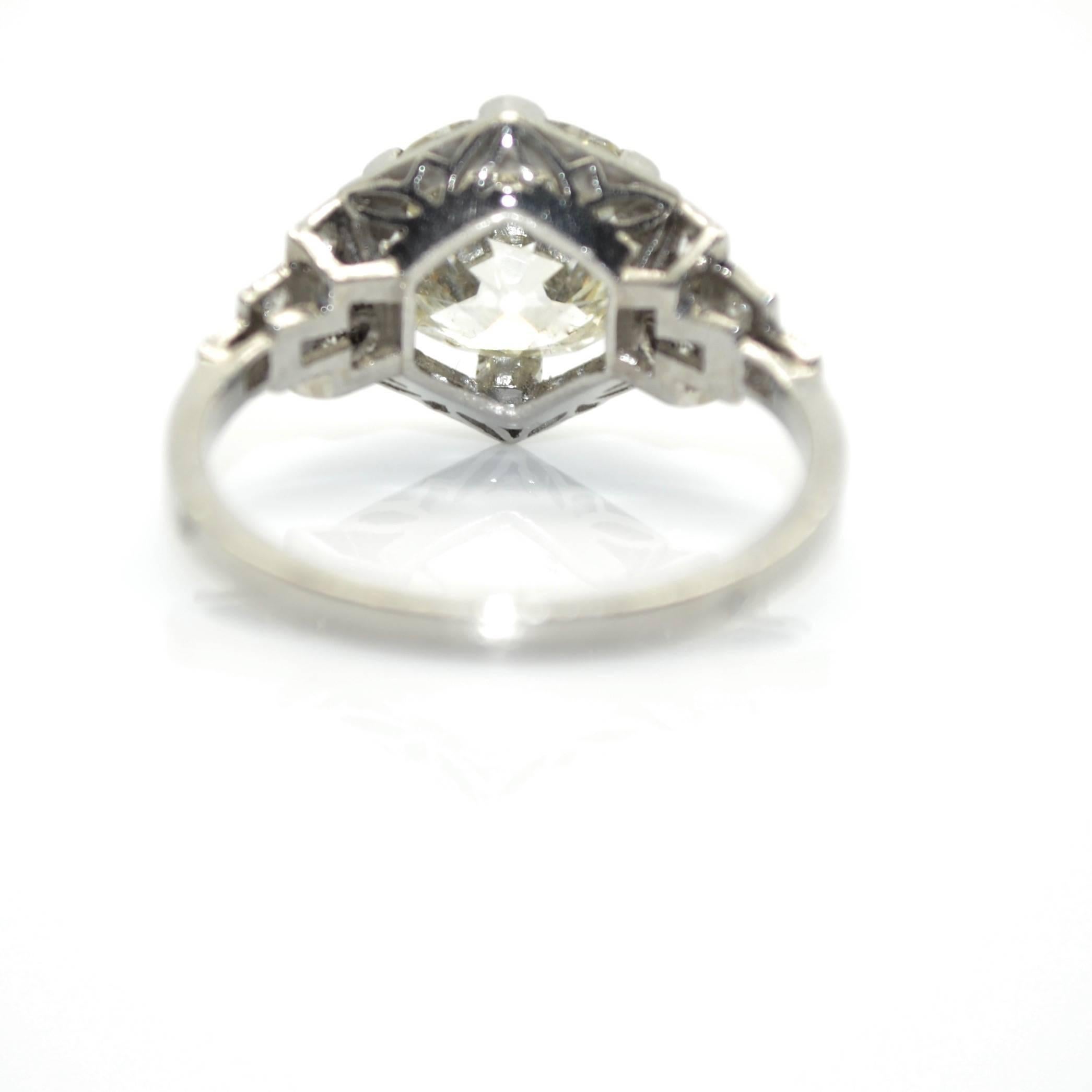 French Art Deco Platinum 3.50 Carat Diamond Solitaire Engagement Ring circa 1930 In Excellent Condition For Sale In Paris, FR