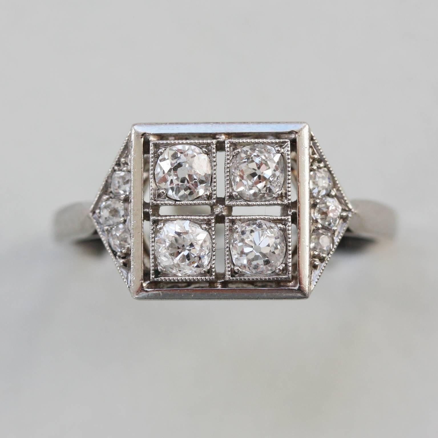 Quadratischer Art-déco-Ring aus Platin und Diamanten im Zustand „Hervorragend“ im Angebot in Amsterdam, NL