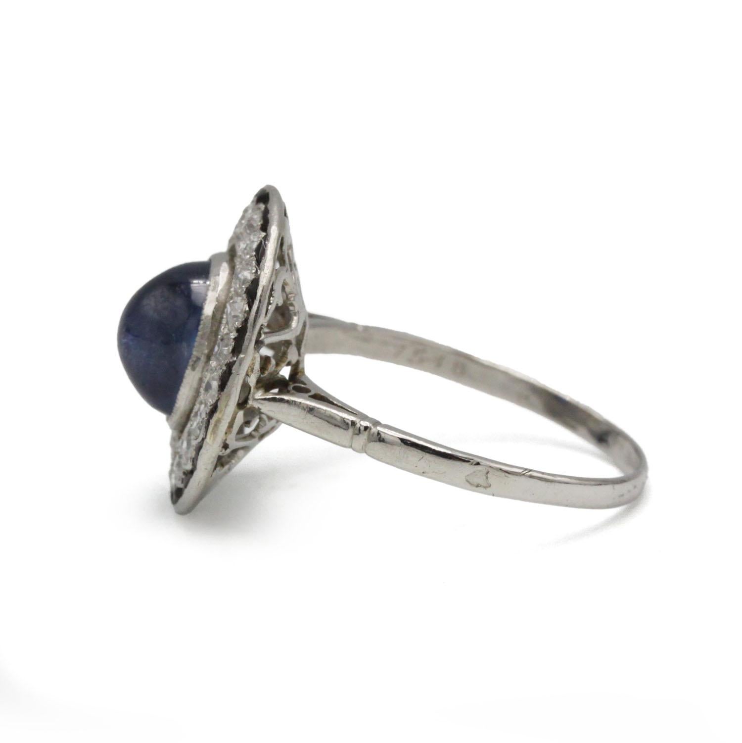 Bague Art déco française en platine avec saphir cabochon et diamant Bon état - En vente à MONTMORENCY, FR