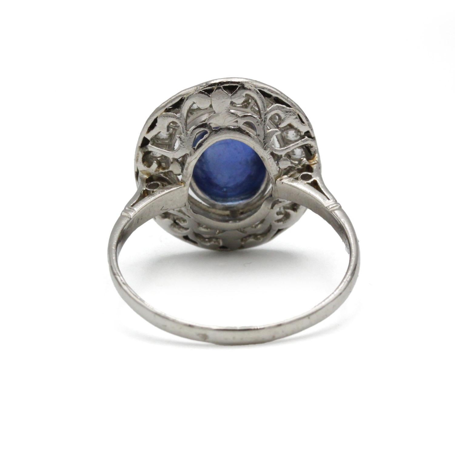 Bague Art déco française en platine avec saphir cabochon et diamant en vente 1