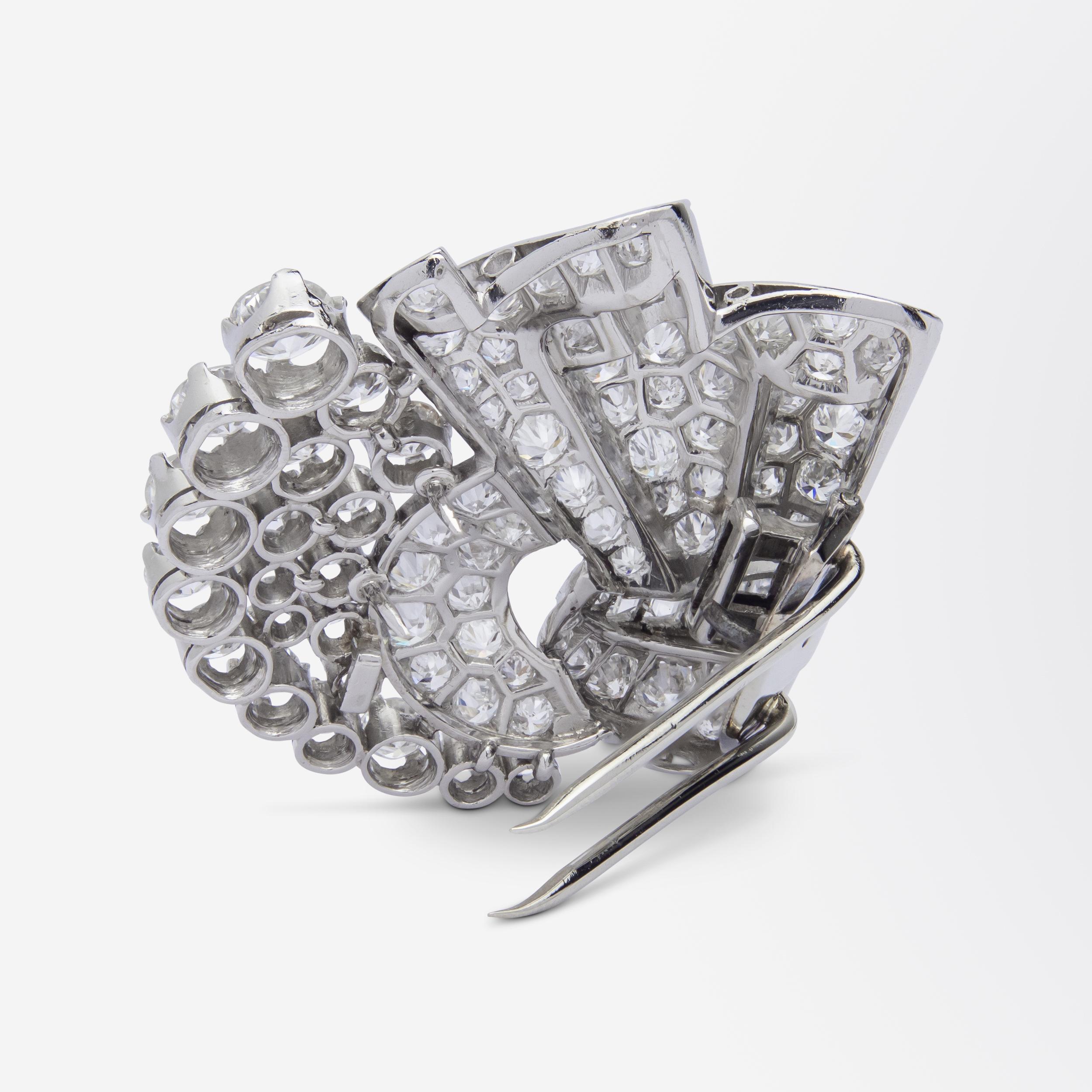 Diese umwerfende, mit Diamanten besetzte Clip-Brosche wurde in Frankreich zur Zeit des Art déco hergestellt. Die handgefertigte Platinbrosche ist vollständig mit einem halbmodernen Diamanten im Brillant- und Baguetteschliff sowie einem einzelnen