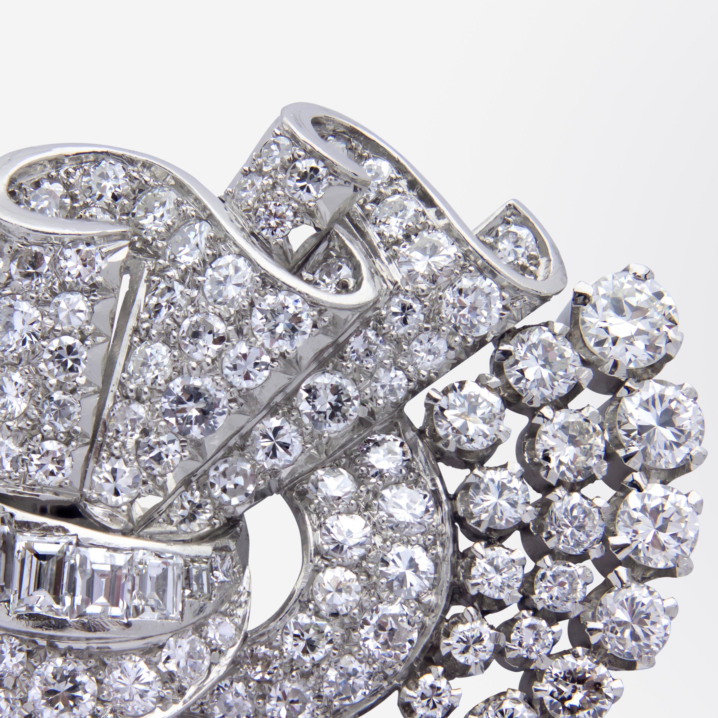 Französische Art Deco Platin & Diamant-Clip-Brosche im Art déco-Stil (Baguetteschliff) im Angebot