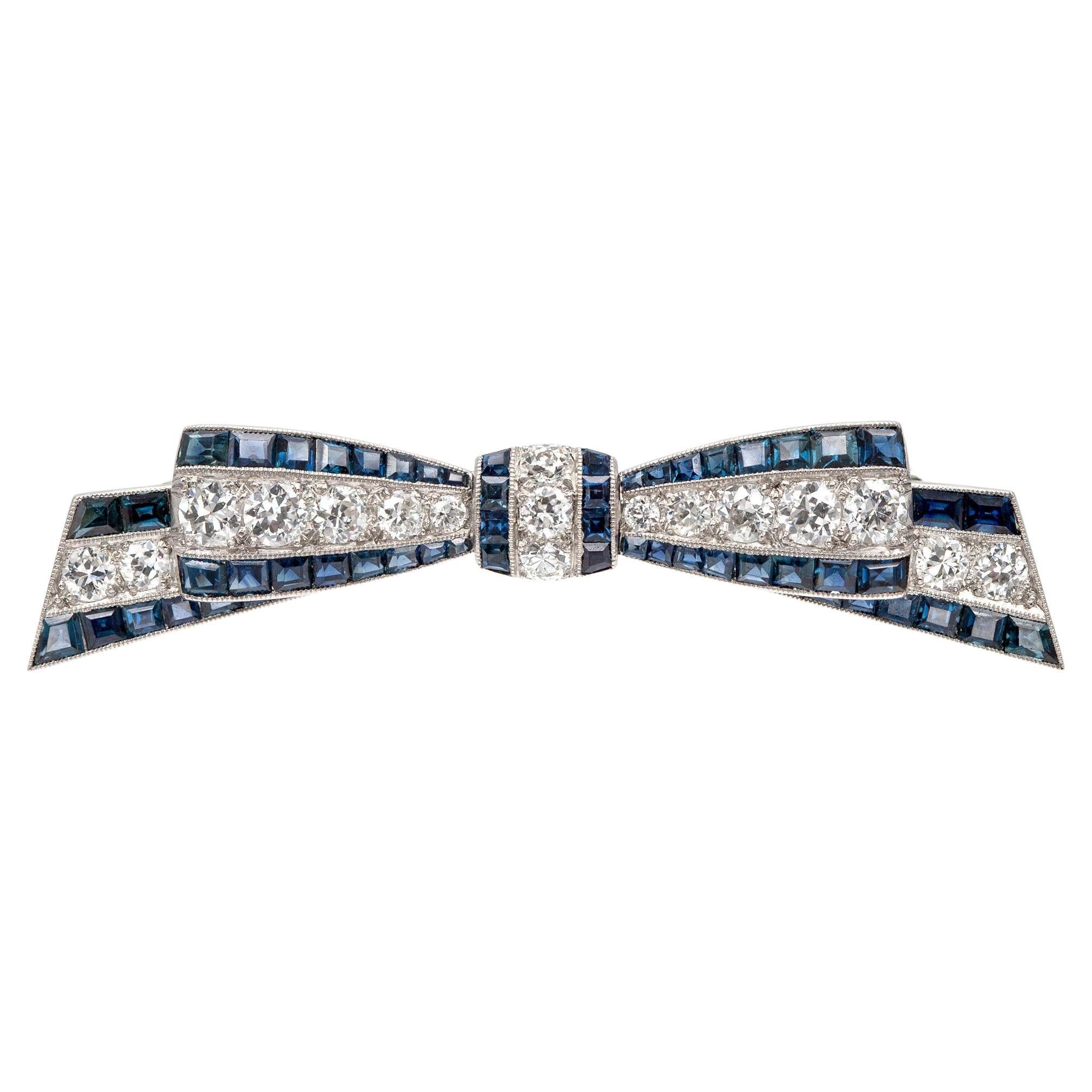 Spilla con fiocco in platino Art Deco francese con diamanti e zaffiri