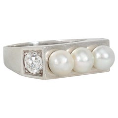 Anello Art Deco francese in platino, perle e diamanti a forma di fascia geometrica