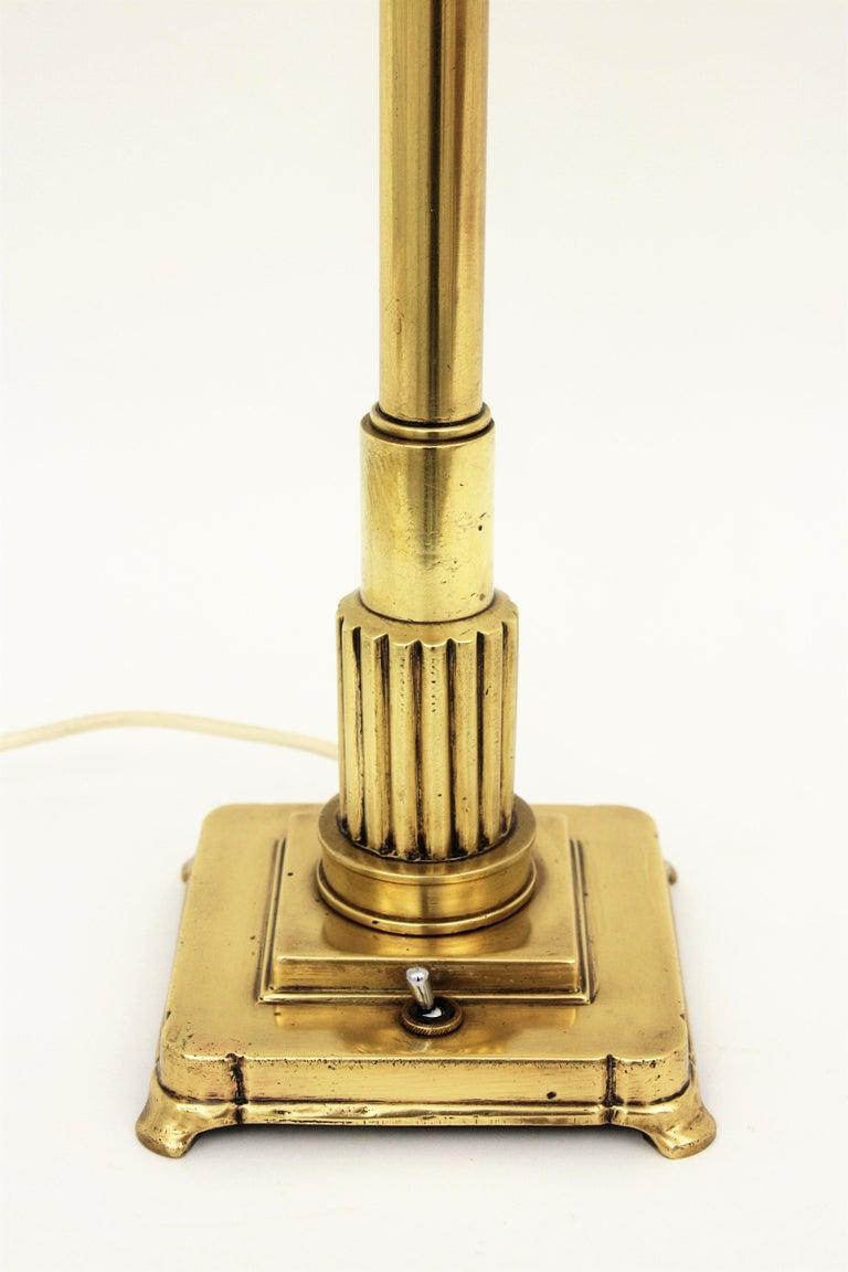 Französische Art Deco Säule Tischlampe aus poliertem Messing (Poliert) im Angebot