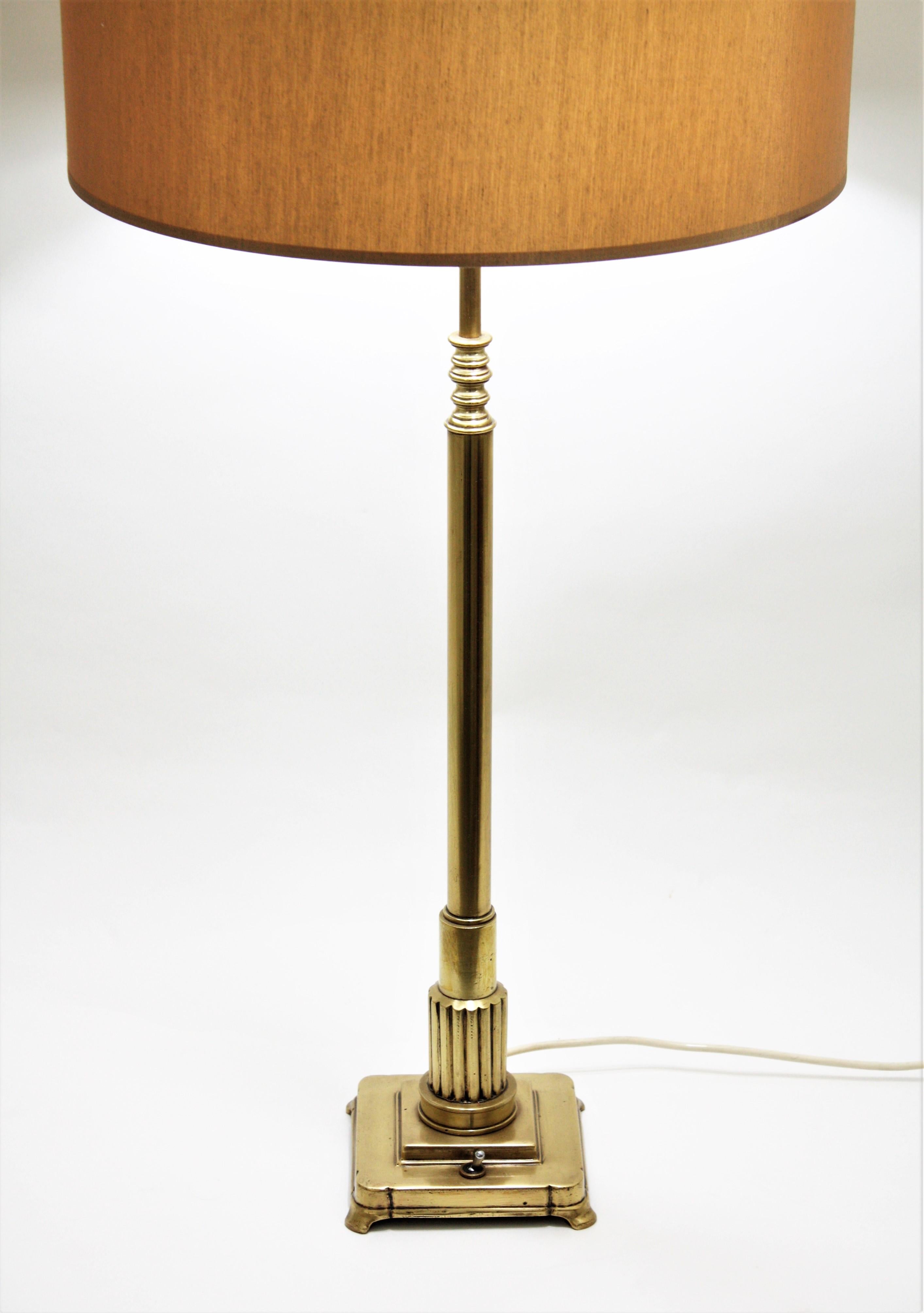 20ième siècle Lampe de table colonne Art déco française en laiton poli en vente