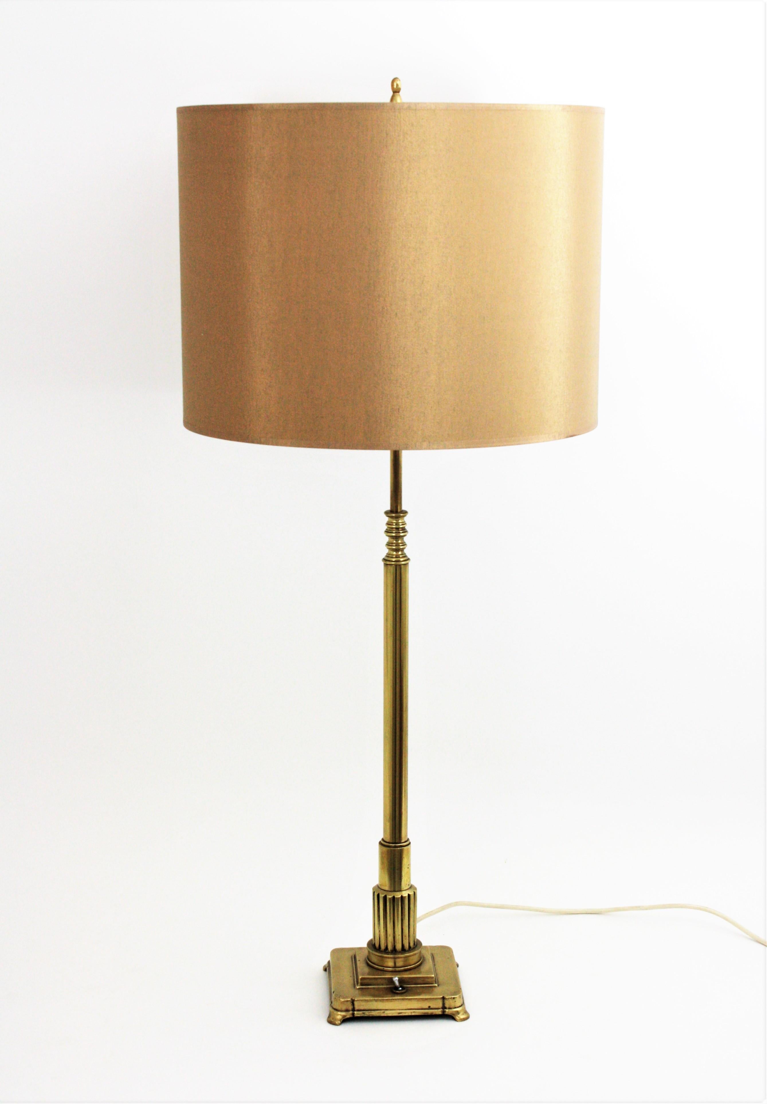 Französische Art Deco Säule Tischlampe aus poliertem Messing im Angebot 1