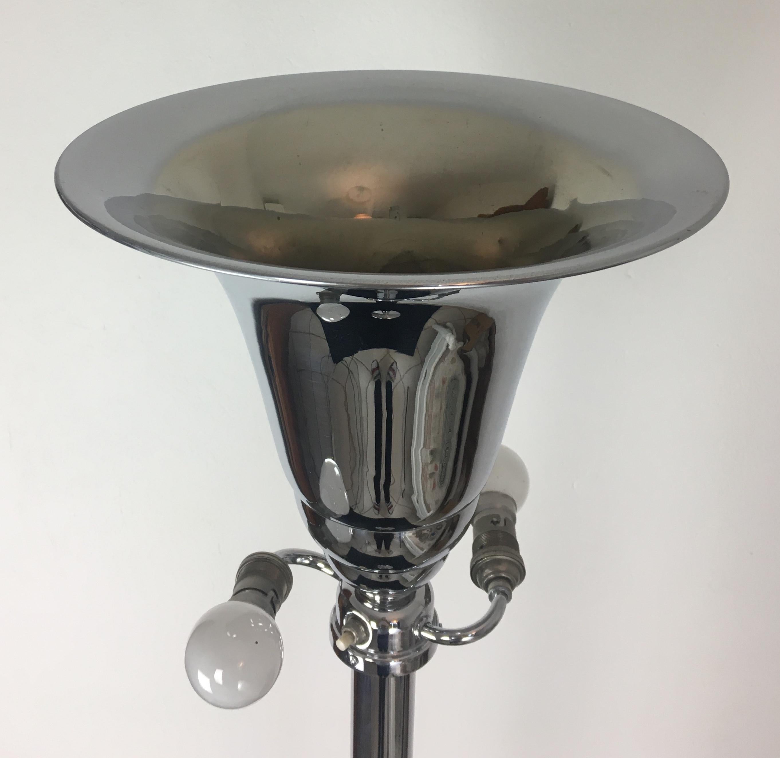 Französische Stehlampe aus poliertem Chrom im Art déco-Stil im Zustand „Gut“ im Angebot in Miami, FL