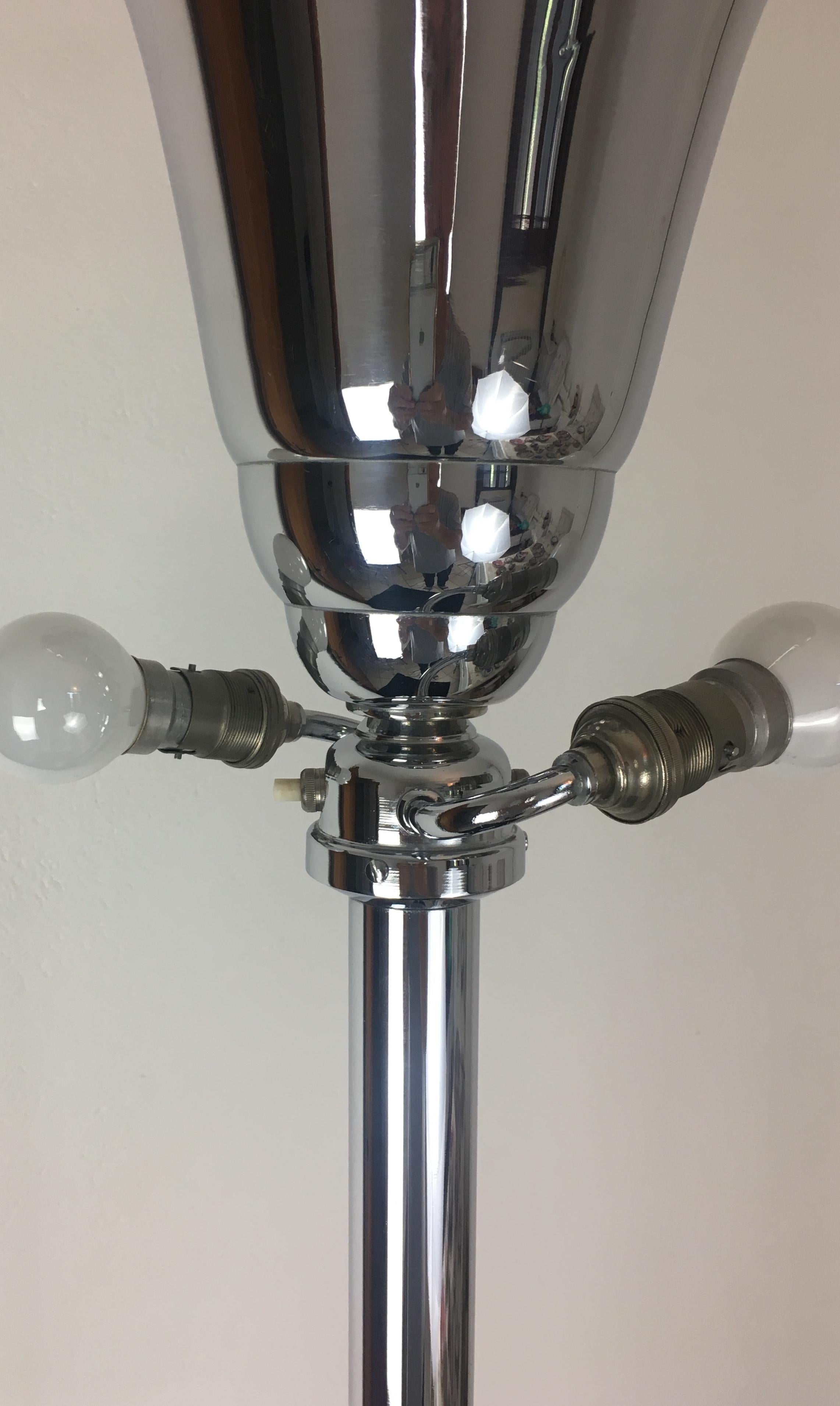 Französische Stehlampe aus poliertem Chrom im Art déco-Stil (Frühes 20. Jahrhundert) im Angebot