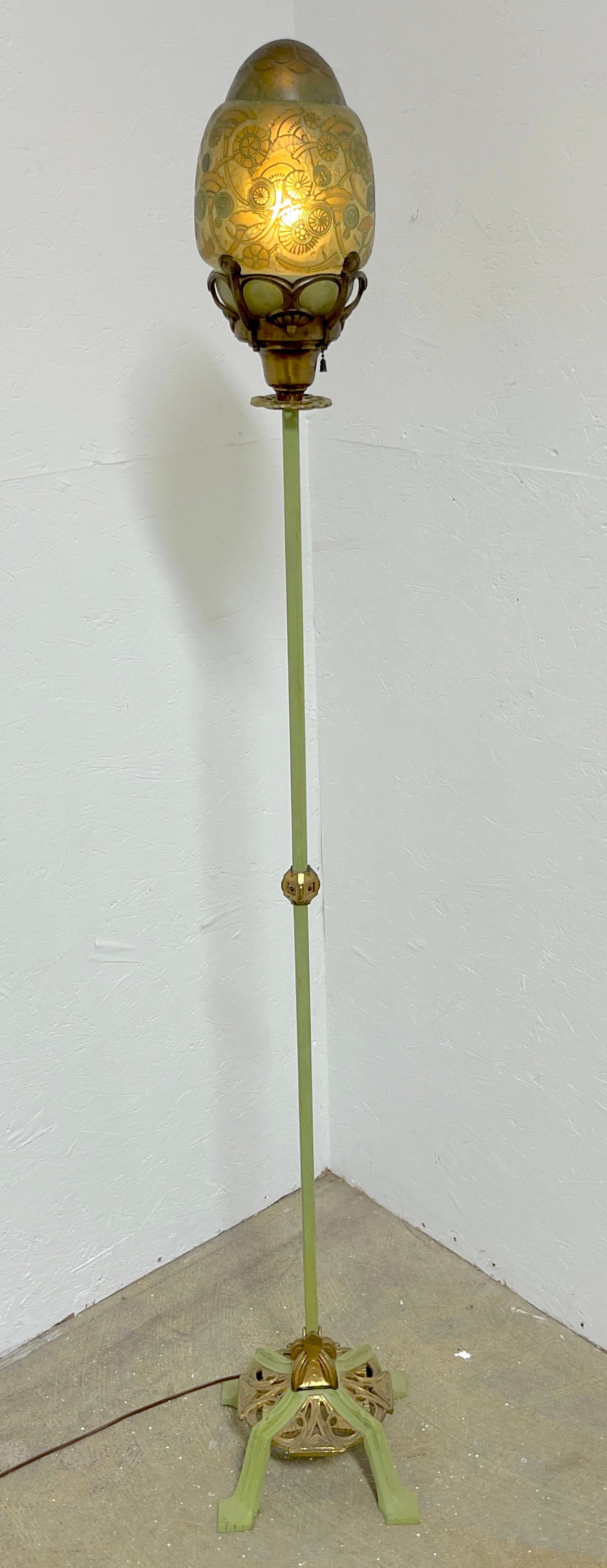 Französische Stehlampe im Art Déco-Stil, polychromiert, mit Cameo-Glasschirm von Muller Frères 
Frankreich, ca. 1930er Jahre 

Diese französische Art-Déco-Stehleuchte aus den 1930er Jahren ist ein seltenes und einzigartiges Beispiel für das