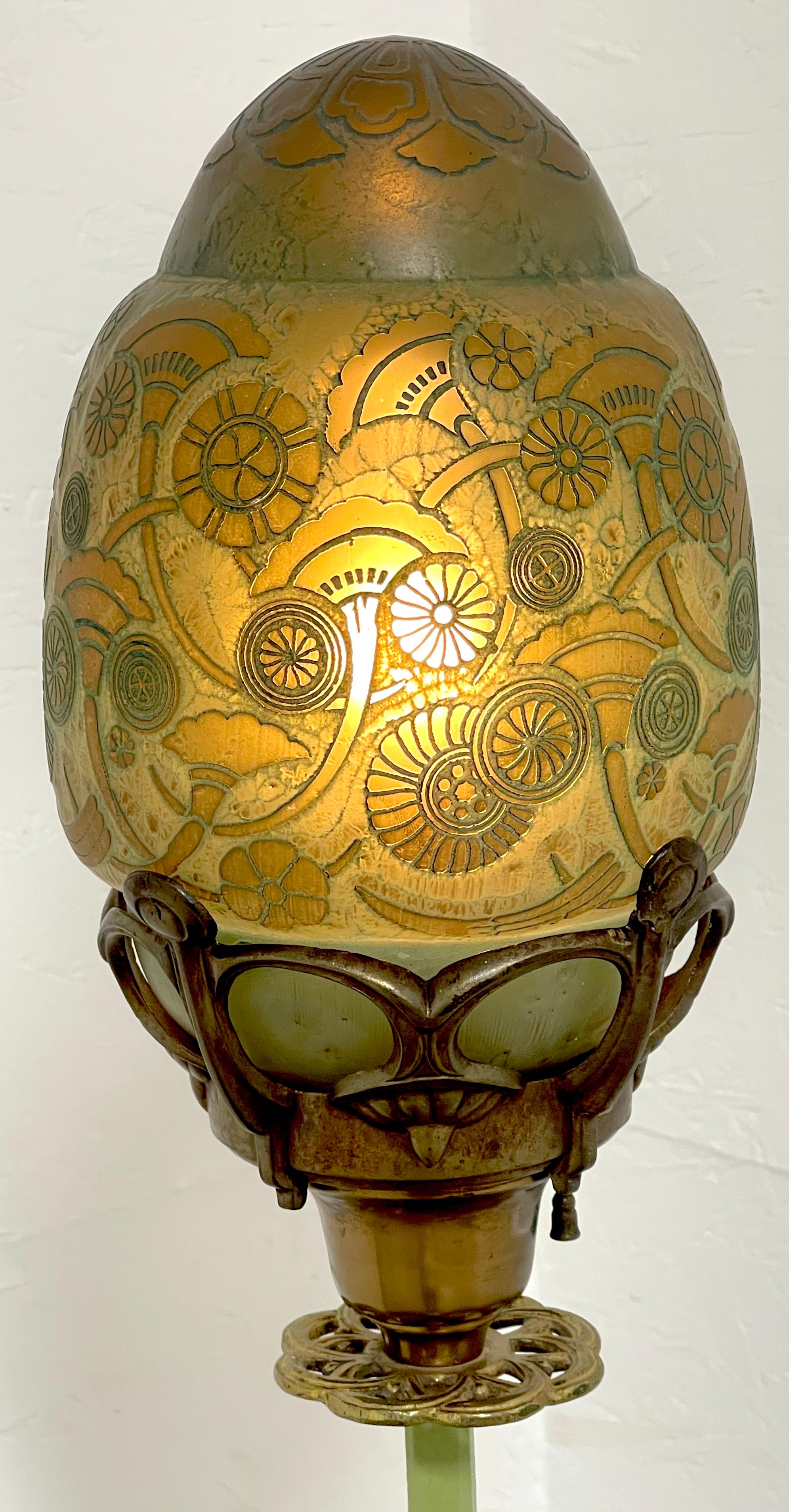 Français Lampadaire polychrome Art Déco français avec abat-jour en verre camée de Muller Frères en vente