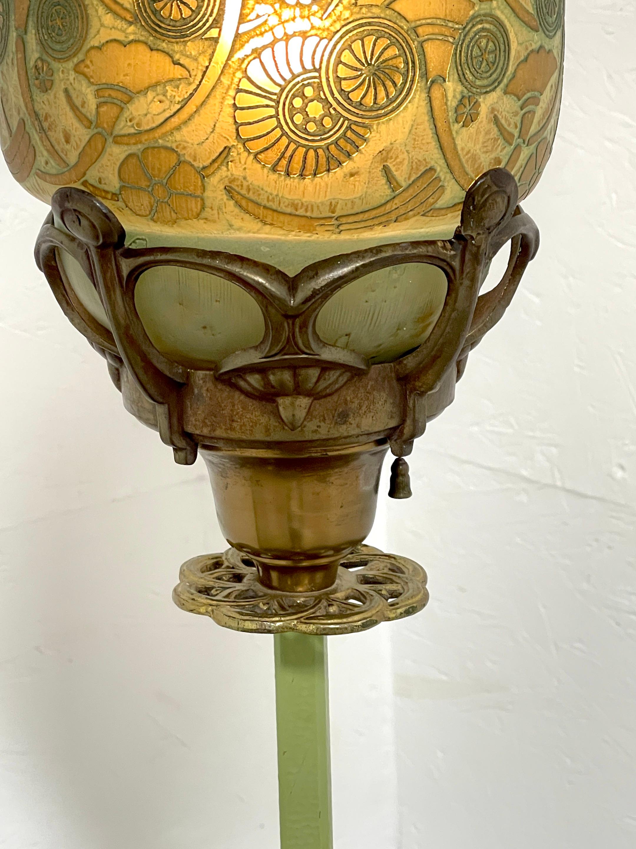 Französische Stehlampe im Art Déco-Stil, polychromiert, mit Cameo-Glasschirm von Muller Frères  (Mitte des 20. Jahrhunderts) im Angebot