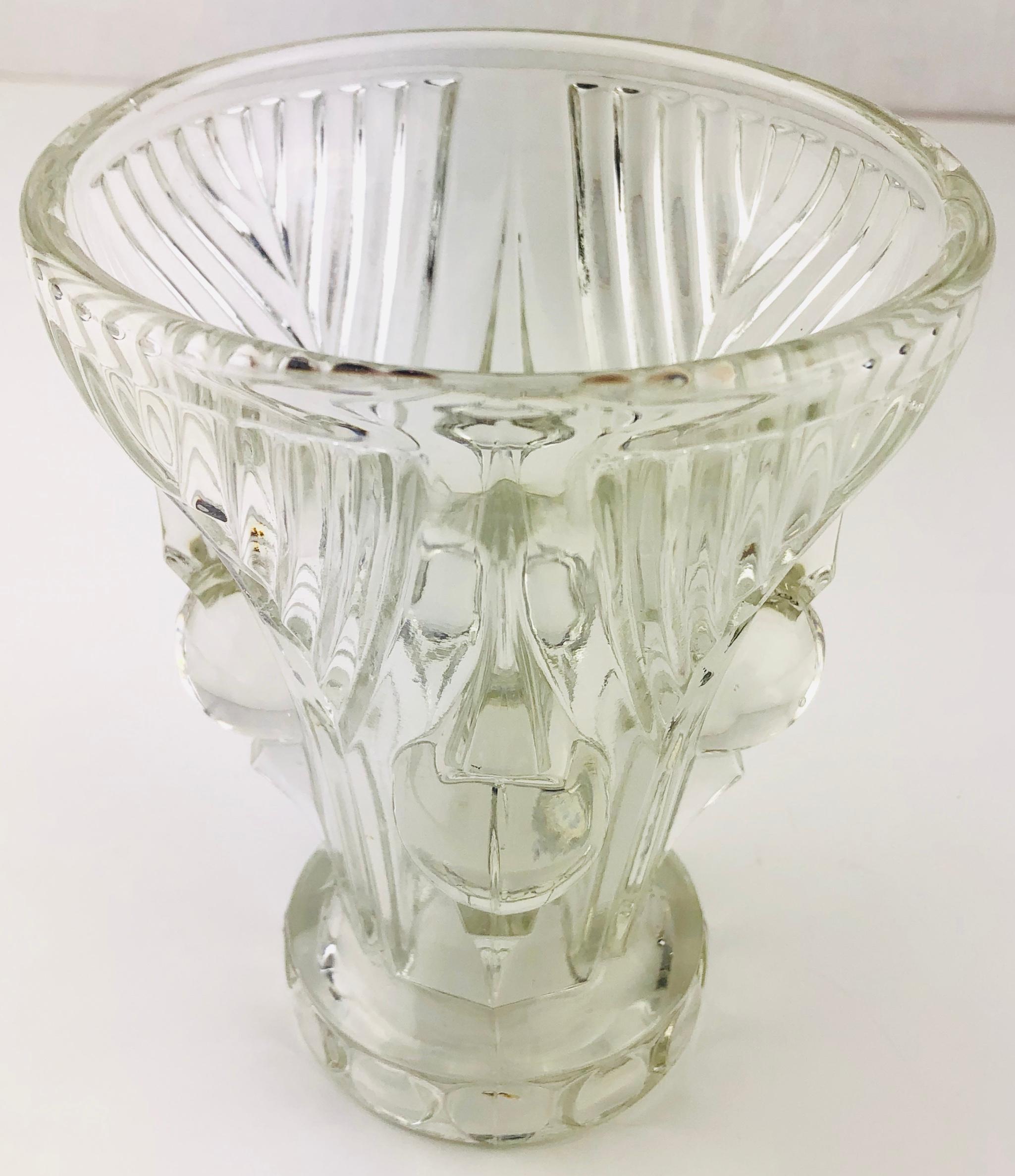 Art Déco Vaso di vetro trasparente pressato francese Art Deco in vendita