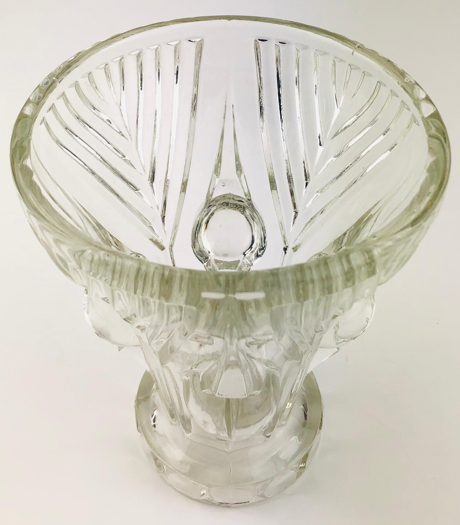 Französische Art Deco Vase aus gepresstem Klarglas (Gepresst) im Angebot