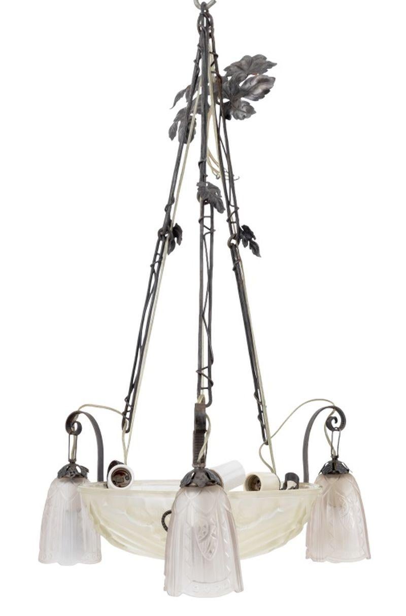 Lampadario francese Art Deco a tre luci in vetro pressato e metallo, con bracci a voluta e accenti a forma di foglia. 35